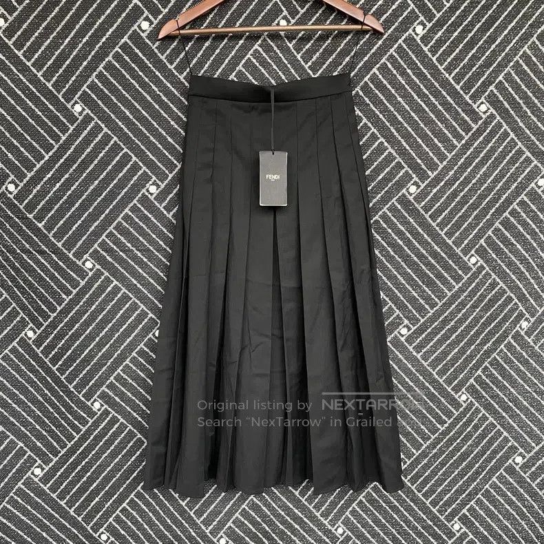 Fendi Fendi Ladies black pleated skirt, medium-length Size 25" / US 0 / IT 36 - 1 Thumbnail