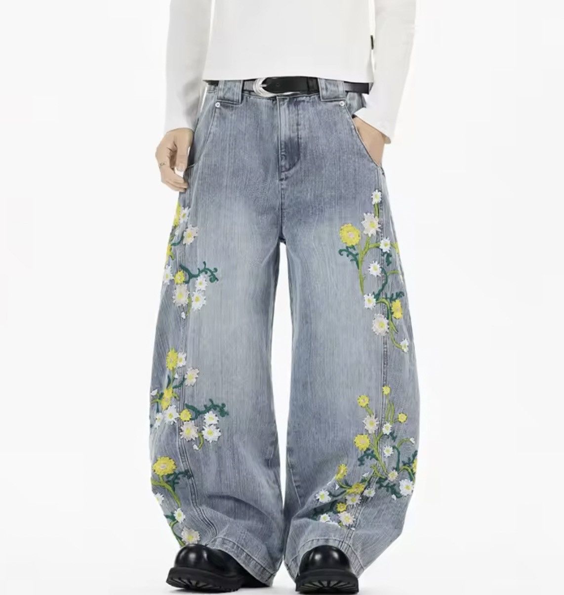 Jean Washed gradient men's floral embroidered curved blade jeans Size US 27 - 1 Thumbnail
