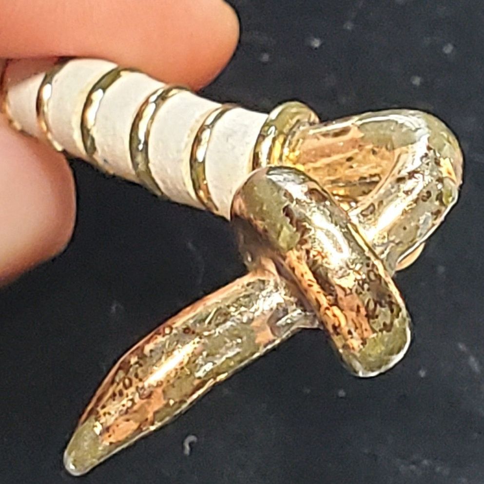 Other Gold Tone Hook Lock White Twist 2.5" Unsigned Vtg Size ONE SIZE - 3 Thumbnail