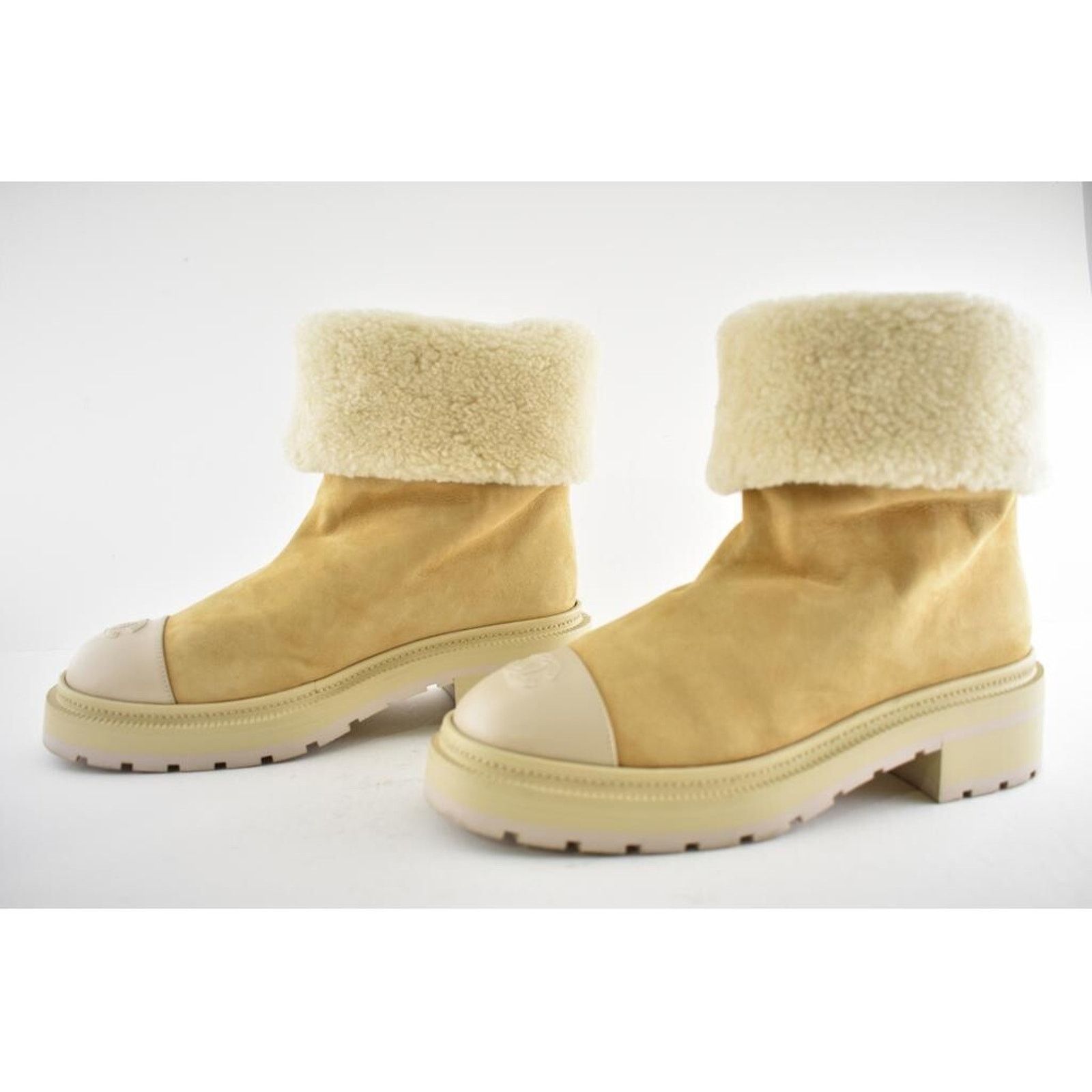 Chanel Chanel 20N Beige Suede Shearling Fur CC Cap Toe Pull On Mid Size US 7.5 / IT 37.5 - 9 Thumbnail