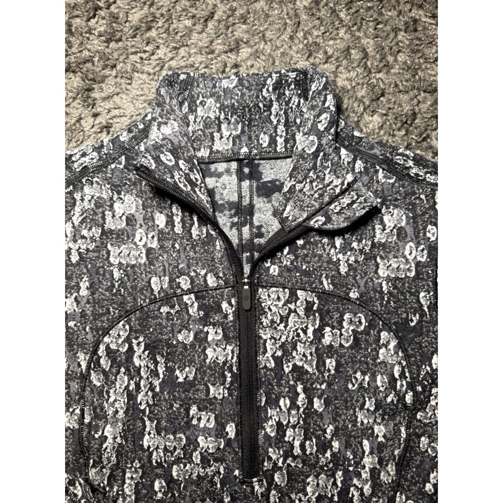 Lululemon Lululemon womens 1/2 zip Jacket size 4 Black White Gray Camo Snake Pattern Size ONE SIZE - 5 Thumbnail