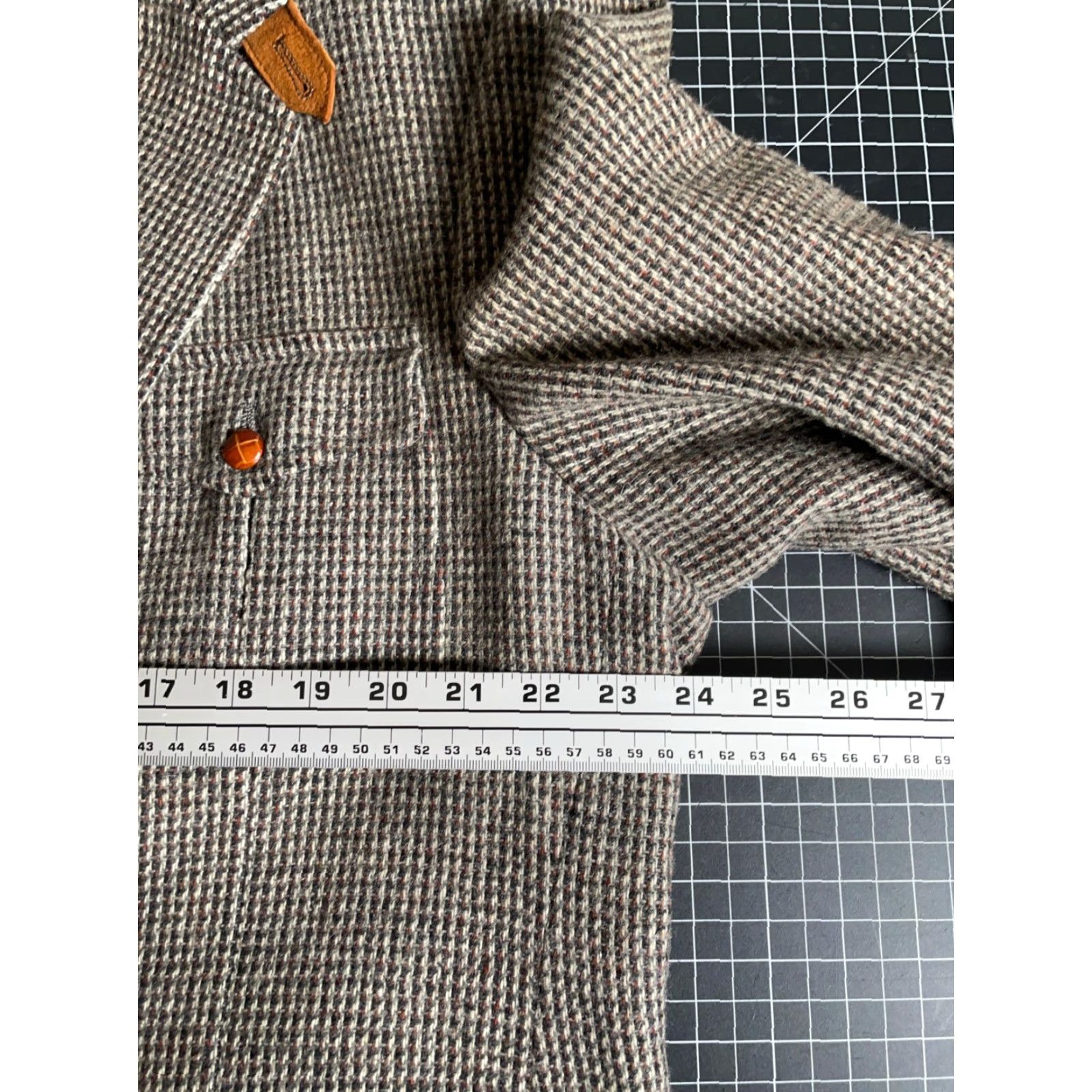 Vintage VINTAGE John Weitz Blazer Wool Tweed Gray 46R Notch Collar Three-Button Sleeves Faux Suede Elbow Patches Single-Vented Regular Mens Size 46R - 6 Thumbnail