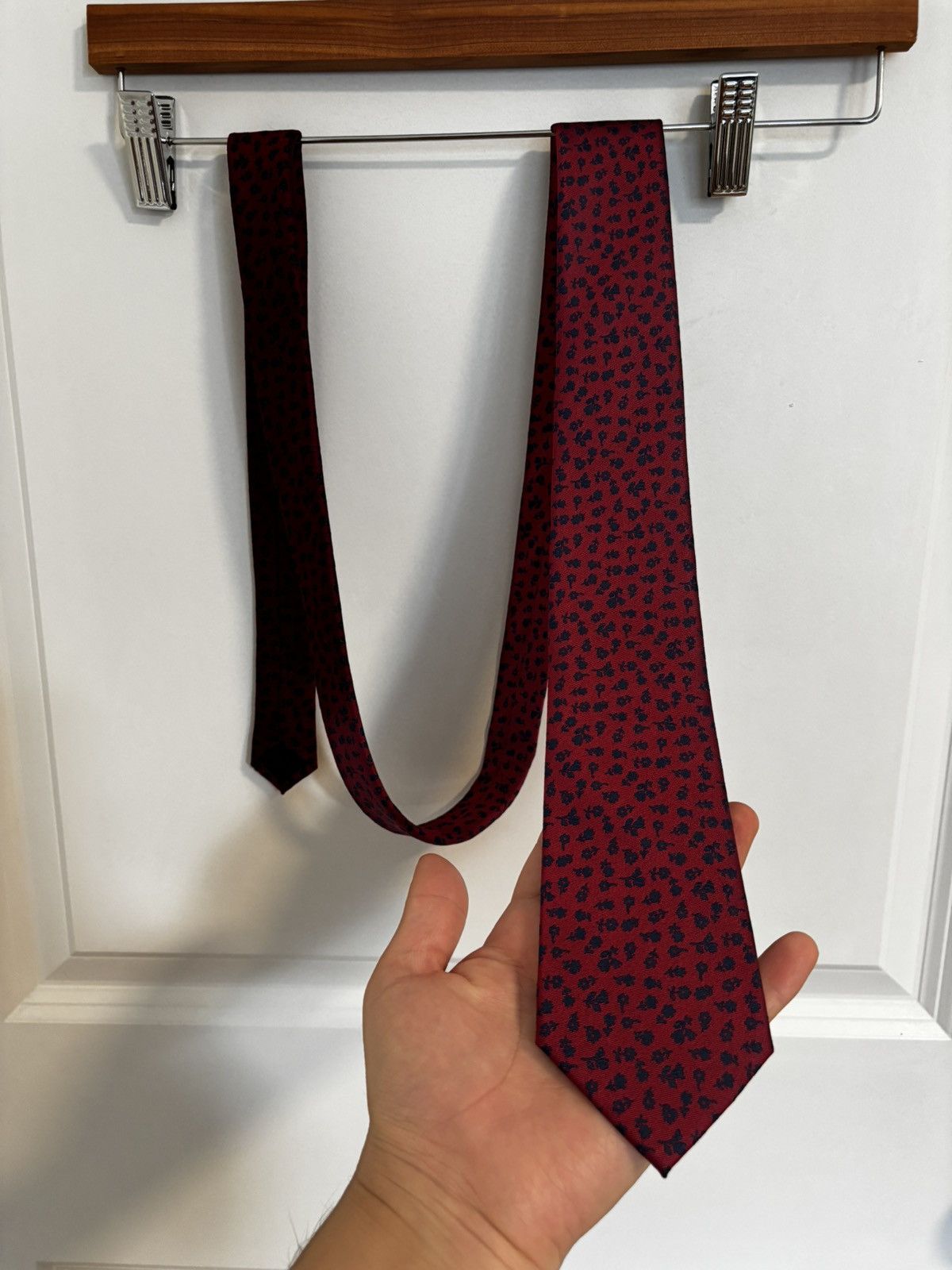 Banana Republic Banana Republic Silk Deep Red and Navy Flower Print Tie Size ONE SIZE - 1 Thumbnail