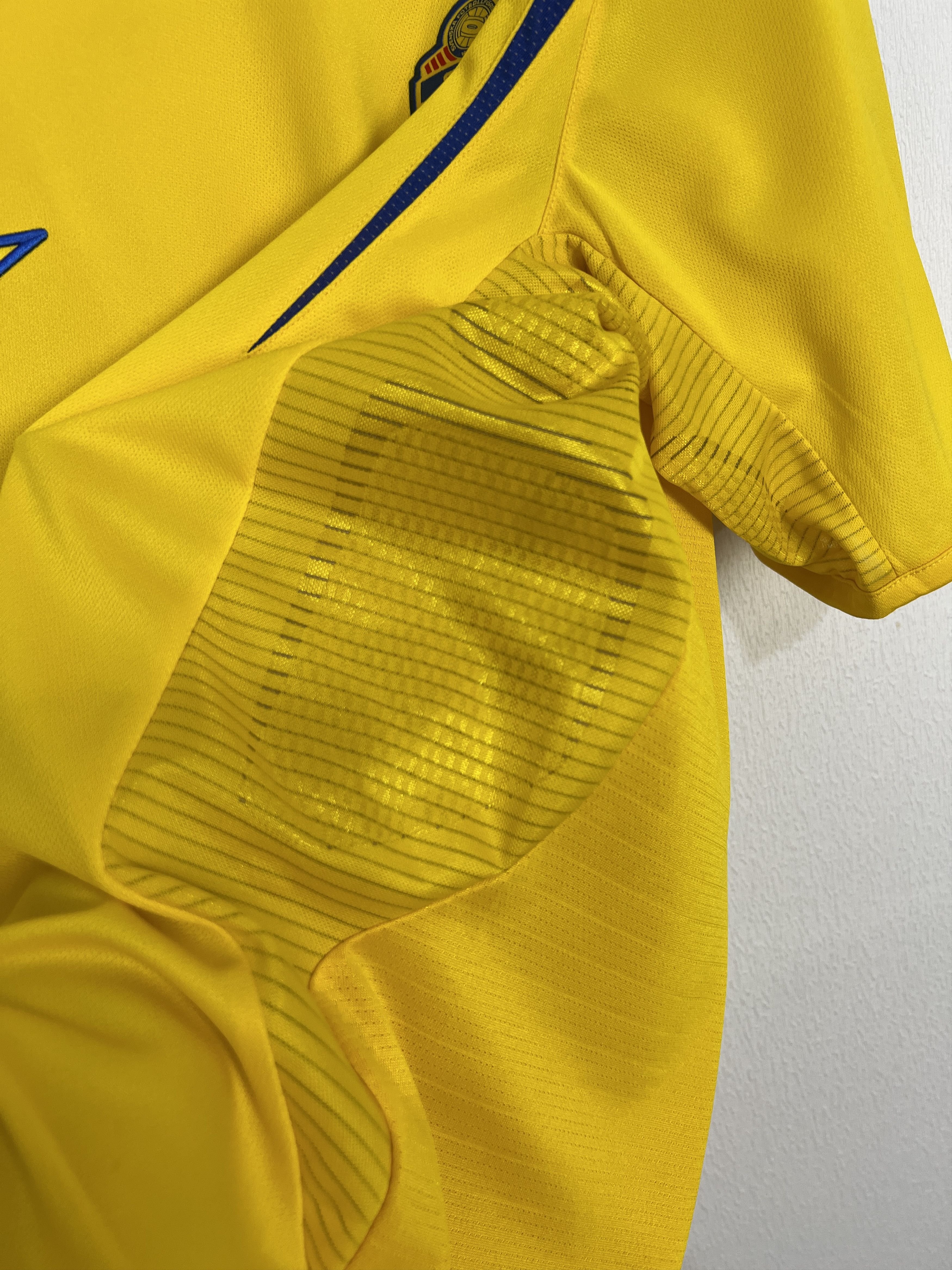 Umbro Sweden Home football shirt 2005 Soccer Umbro Jersey National Size US XL / EU 56 / 4 - 8 Thumbnail