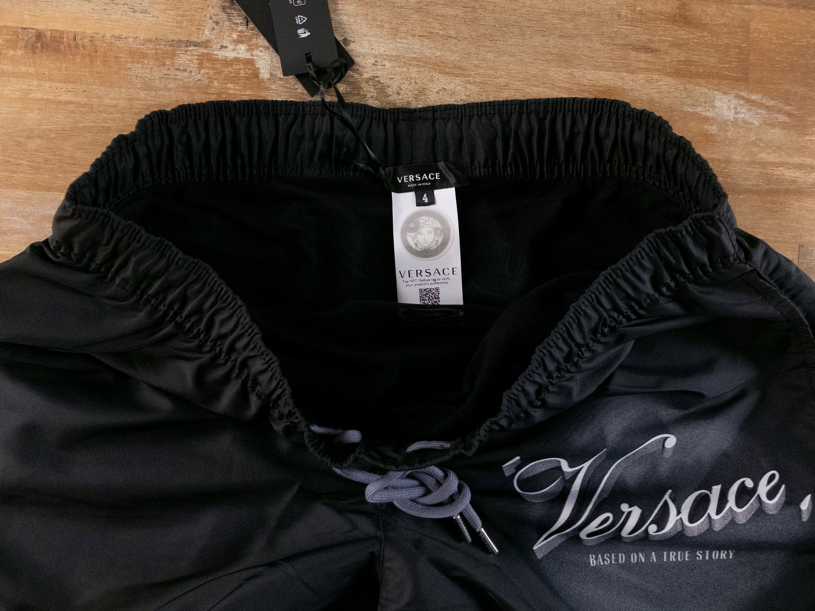 Versace VERSACE black logo film title swim shorts 4 Medium trunks Size US 32 / EU 48 - 9 Thumbnail