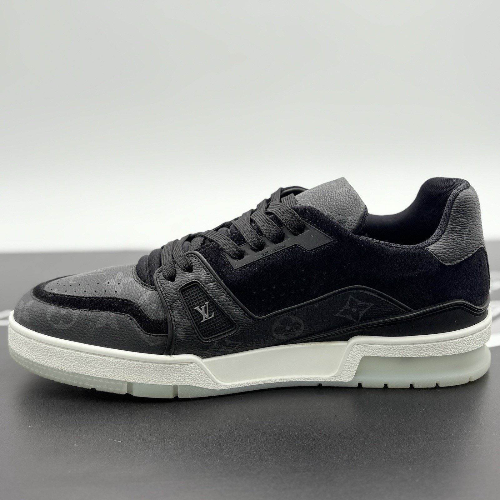 Louis Vuitton (US 9-9.5) - Louis Vuitton Trainer ' Black ' | SUPER CLEAN! Size US 9.5 / EU 42-43 - 4 Thumbnail