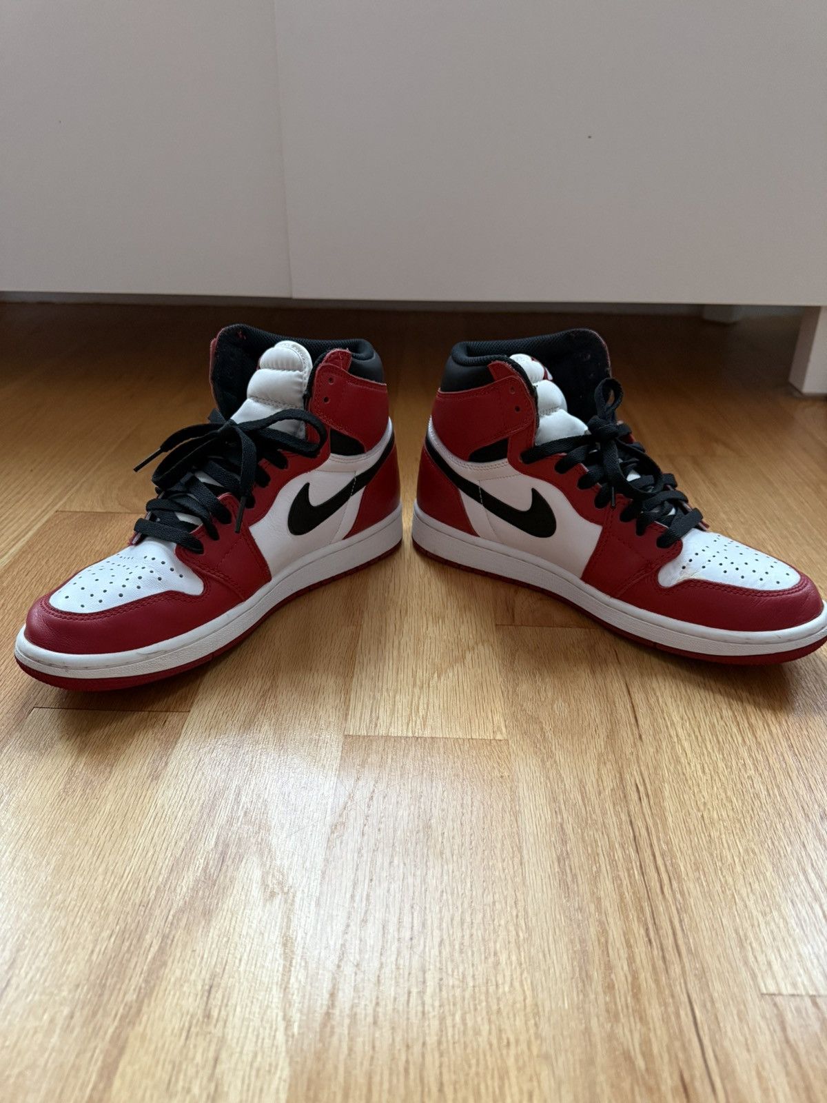 Jordan Brand × Nike Air Jordan 1 High chicago 2015 (size 8.5) Size US 8.5 / EU 41-42 - 3 Thumbnail