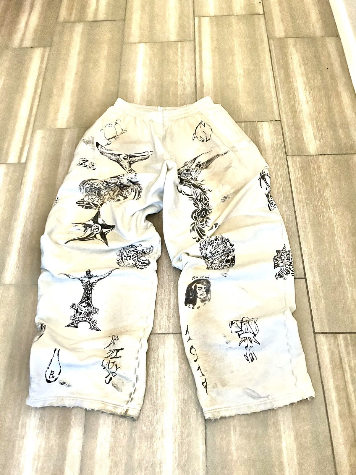 Balenciaga balenciaga tat sweatpants Size US 28 / EU 44 - 1 Thumbnail