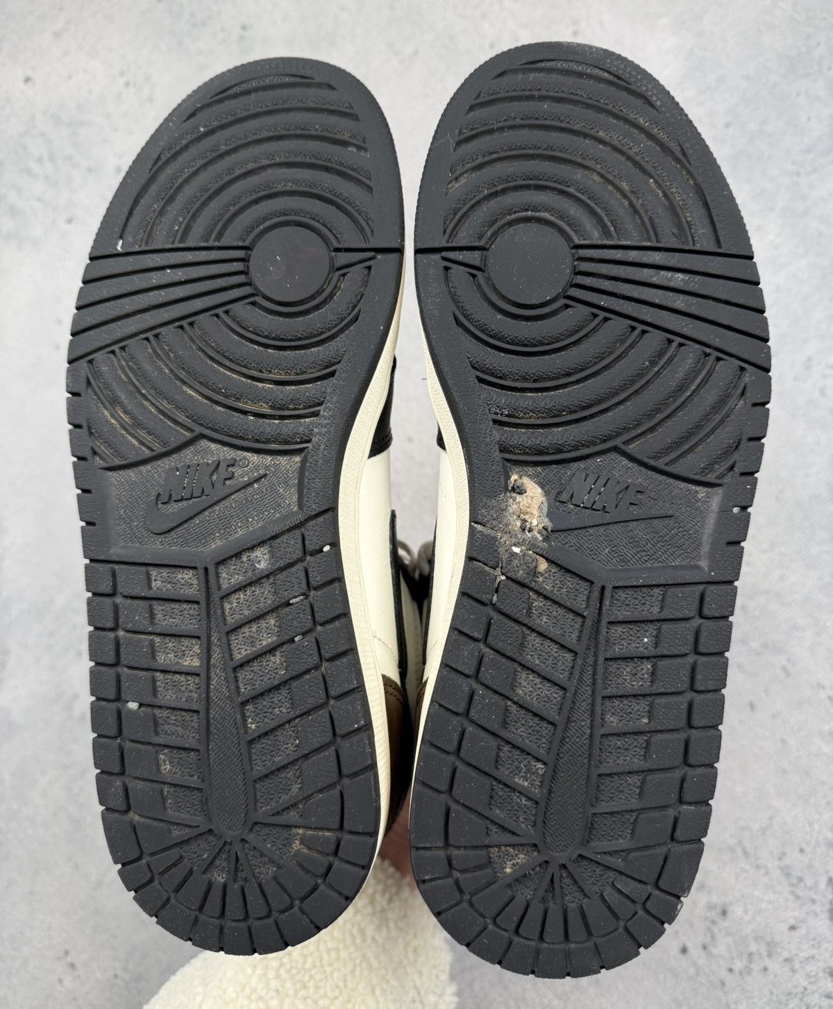Jordan Brand Air Jordan 1 Retro High OG Dark Mocha Black White 2020 Men’s Size US 9.5 / EU 42-43 - 9 Thumbnail