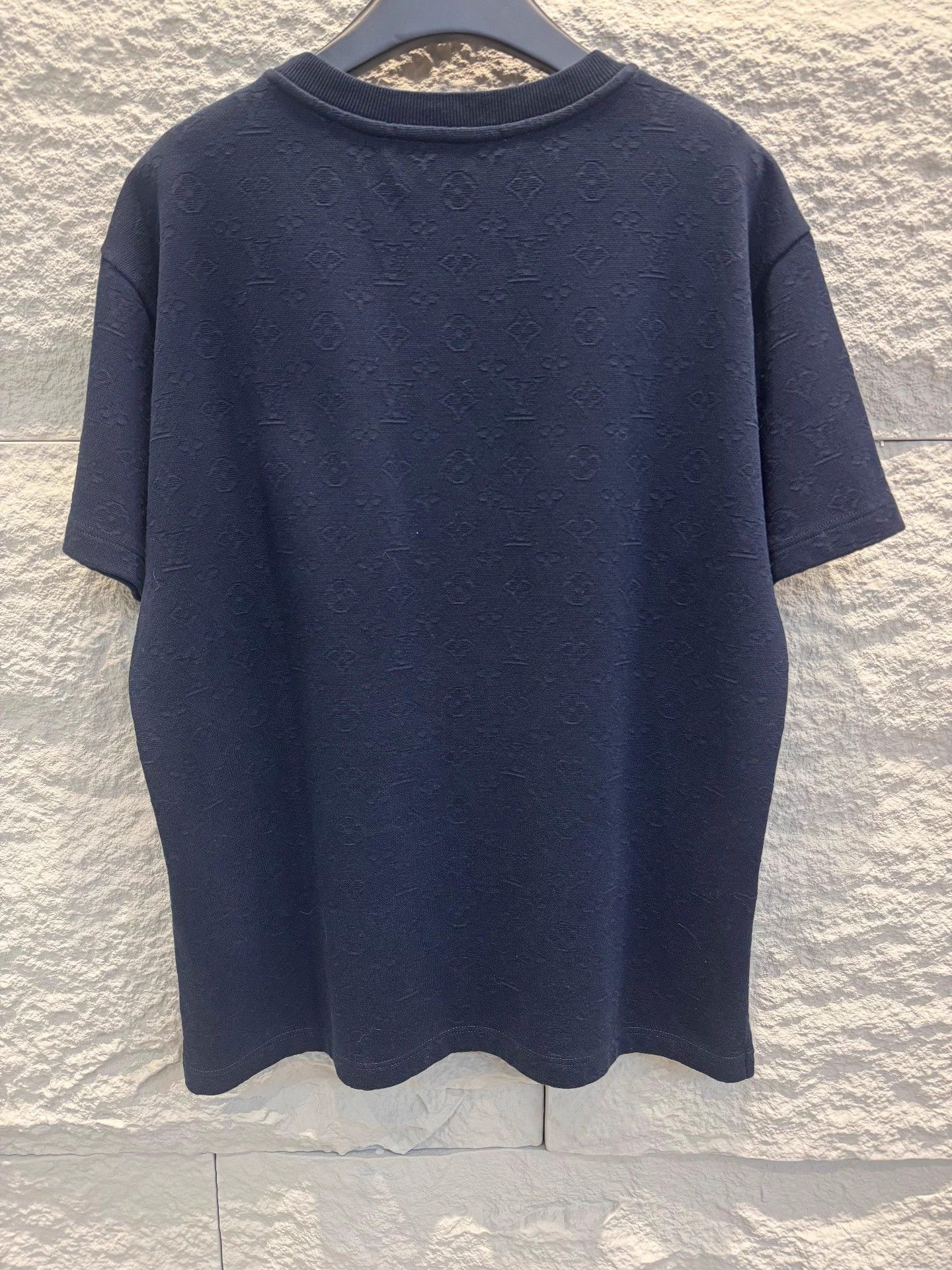 Louis Vuitton Louis Vuitton Black Embossed Logo Short Sleeve Tee M Size US M / EU 48-50 / 2 - 3 Thumbnail