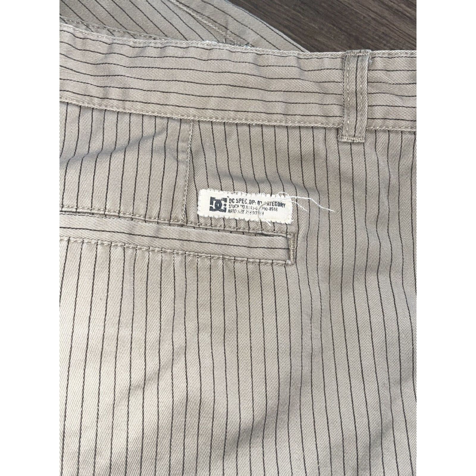 Vintage DC Shoes Shorts Men 36 Chino Tan Stripped Brown Size 36 Size US 36 / EU 52 - 4 Thumbnail