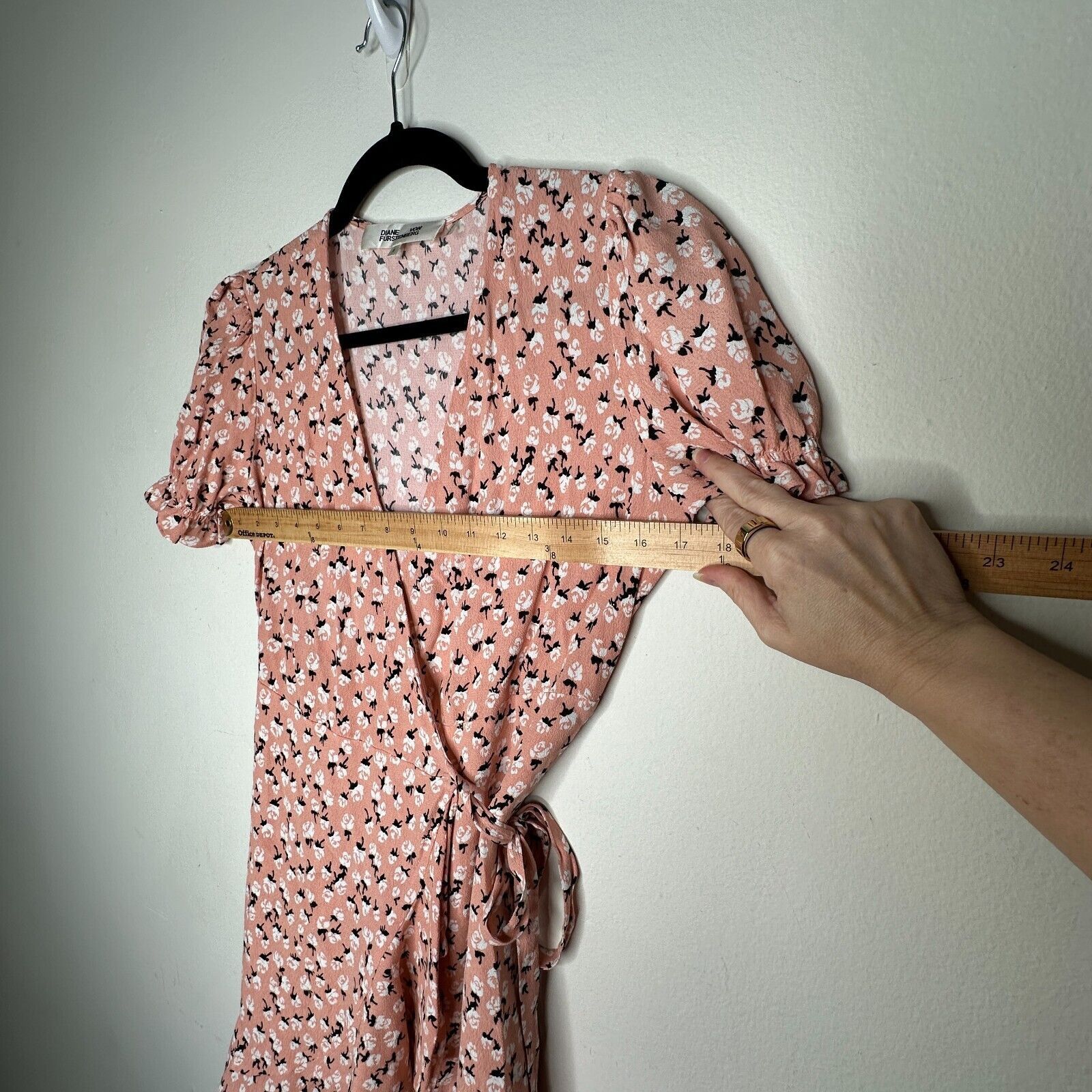 Diane von Furstenberg Diane Von Furstenberg Floral Ruffled Wrap Mini Puff Sleeve S Size S / US 4 / IT 40 - 16 Thumbnail