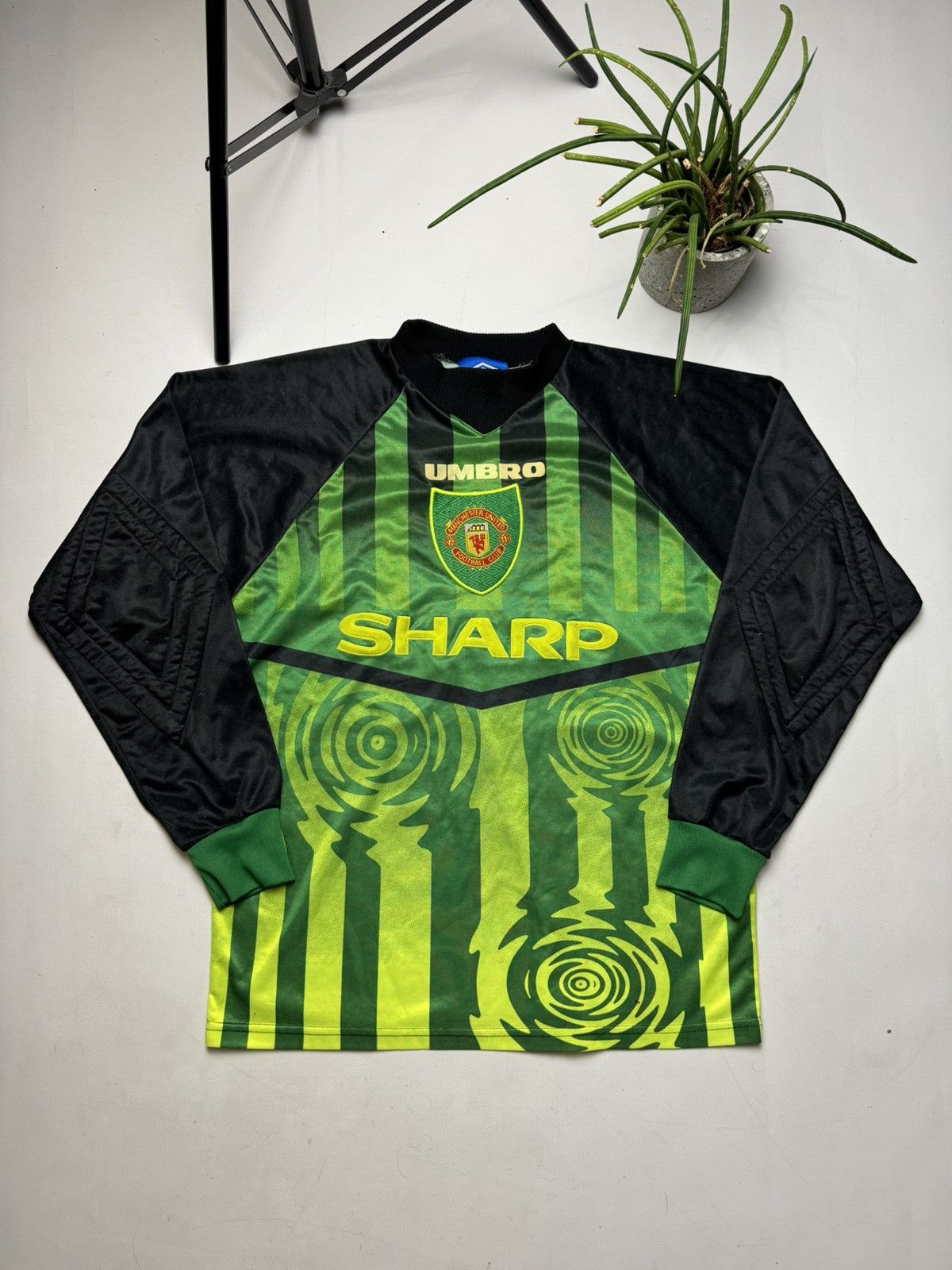 Umbro × Vintage Rare vintage Umbro Manchester United GK soccer jersey Size US S / EU 44-46 / 1 - 1 Thumbnail
