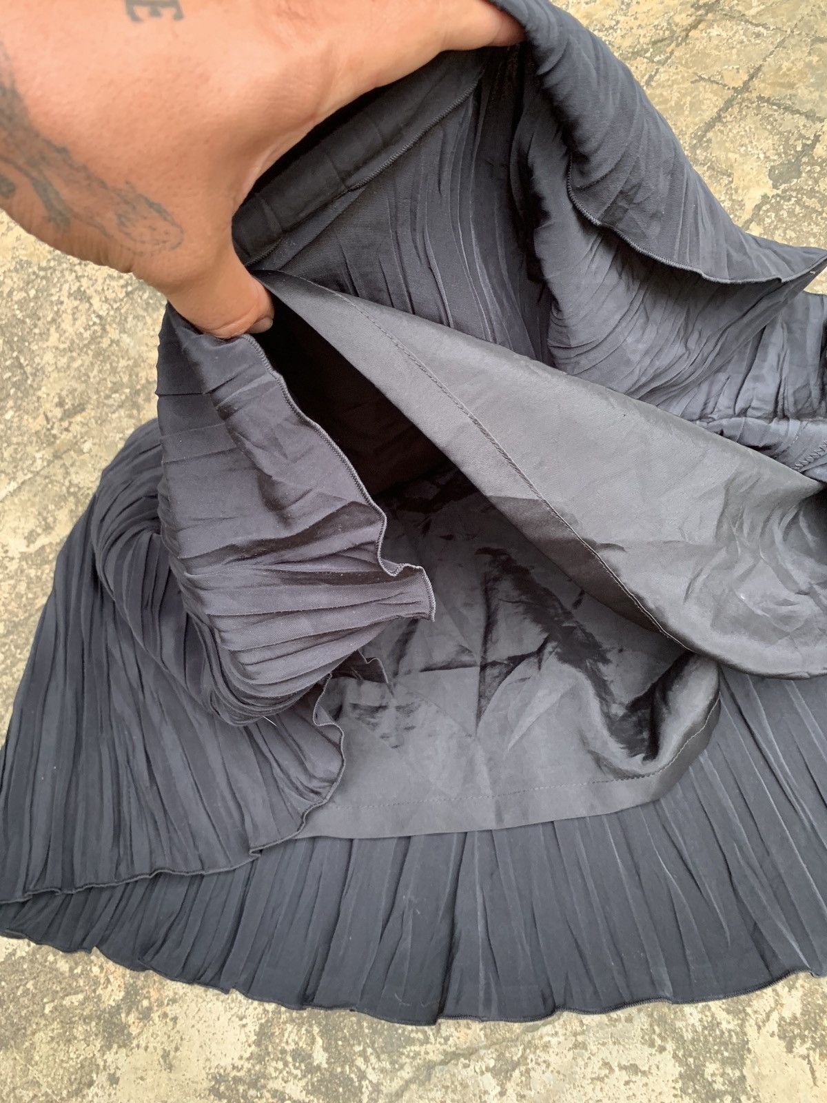 Japanese Brand × Pleats Please Issey Miyake 1990s Interplanet Japan Black Pleated Midi Skirt Size 26" / US 2 / IT 38 - 8 Thumbnail