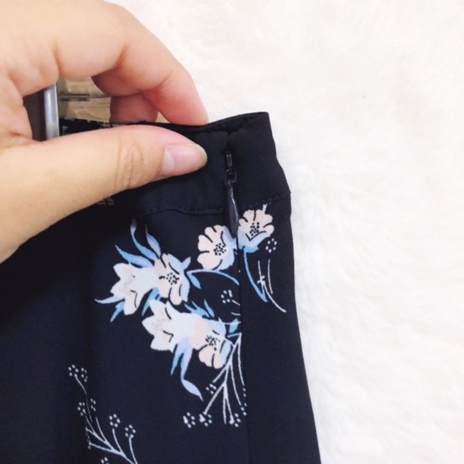 Loft LOFT Blue & White Wildflower Flounce Skirt Size 30" / US 8 / IT 44 - 8 Thumbnail