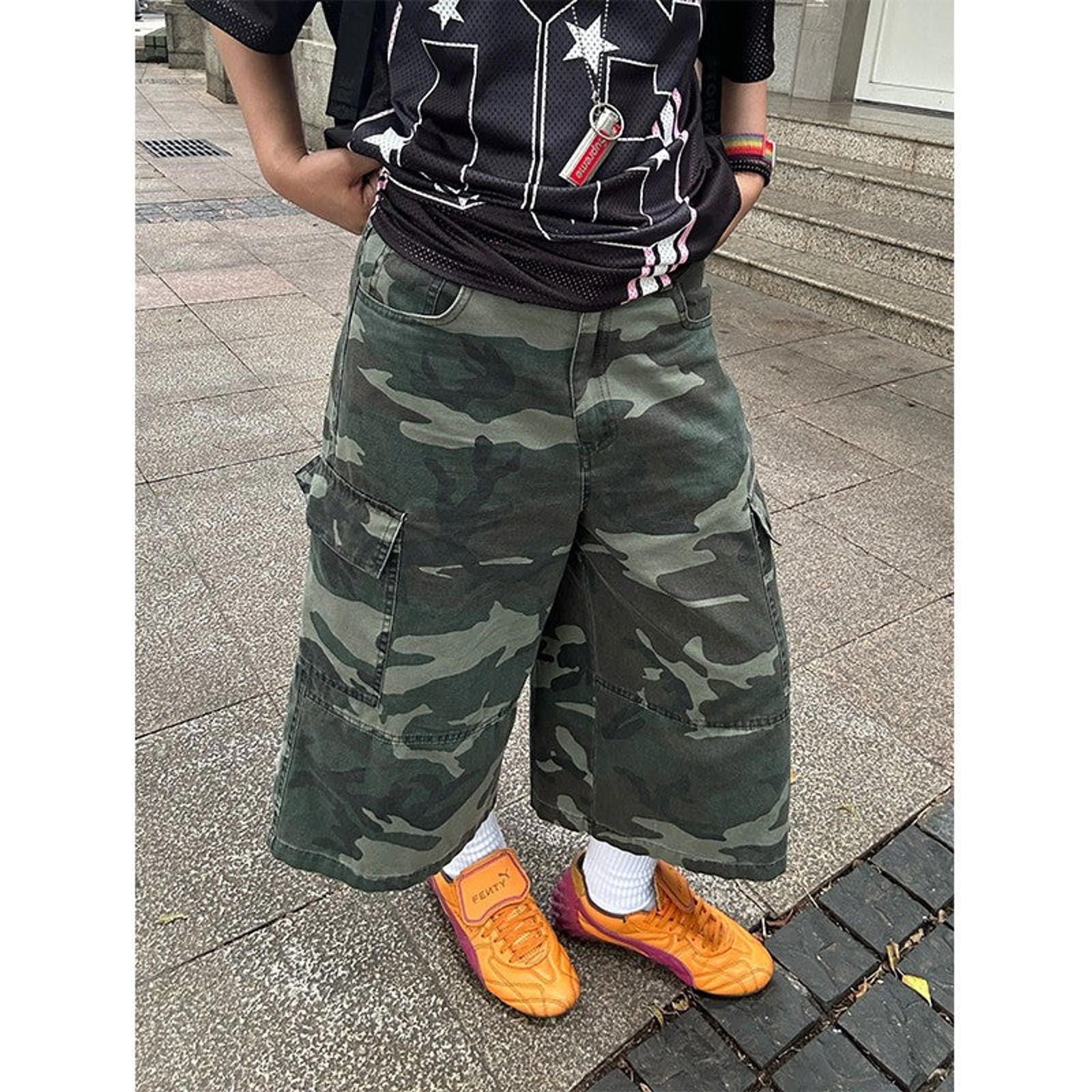 Vintage Camo Multi Pocket Cargo Shorts Size US 32 / EU 48 - 1 Thumbnail