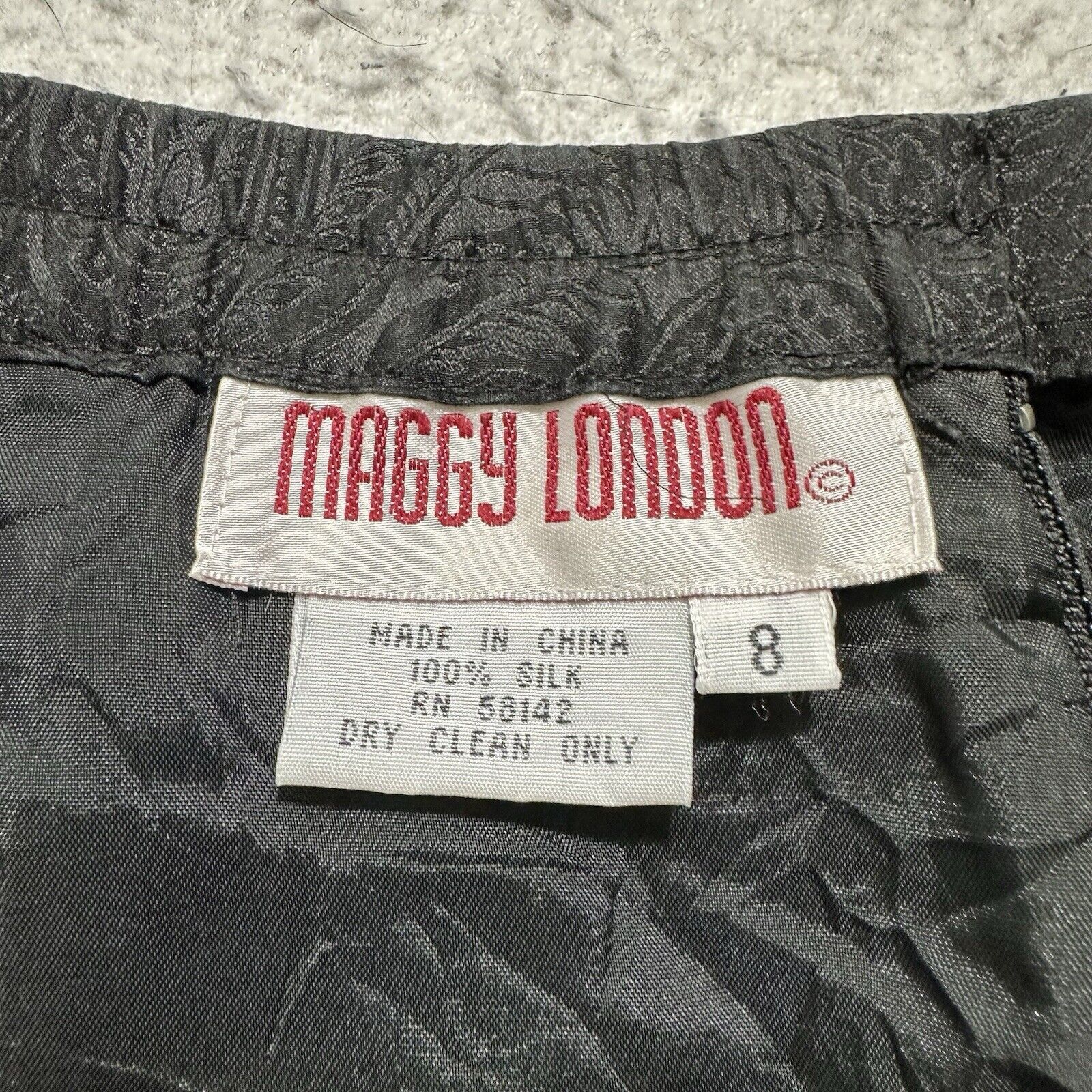 MAGGY LONDON Vintage Maggy London 8 Black Silk Pencil Paisley Print Skirt Size 30" / US 8 / IT 44 - 4 Thumbnail