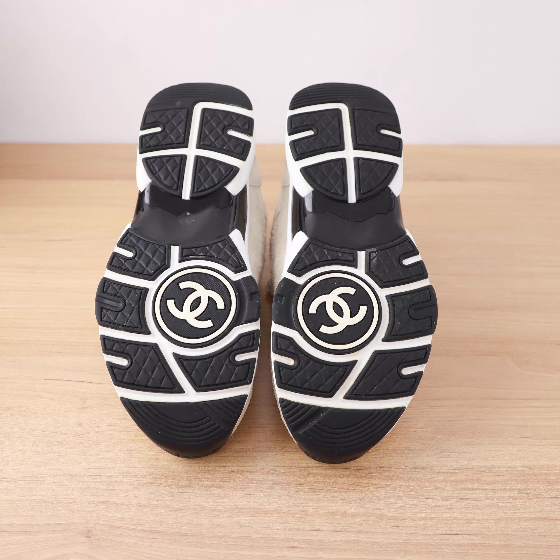 Chanel Chanel Low-Top Sneakers 37.5 Size US 7 / IT 37 - 3 Thumbnail