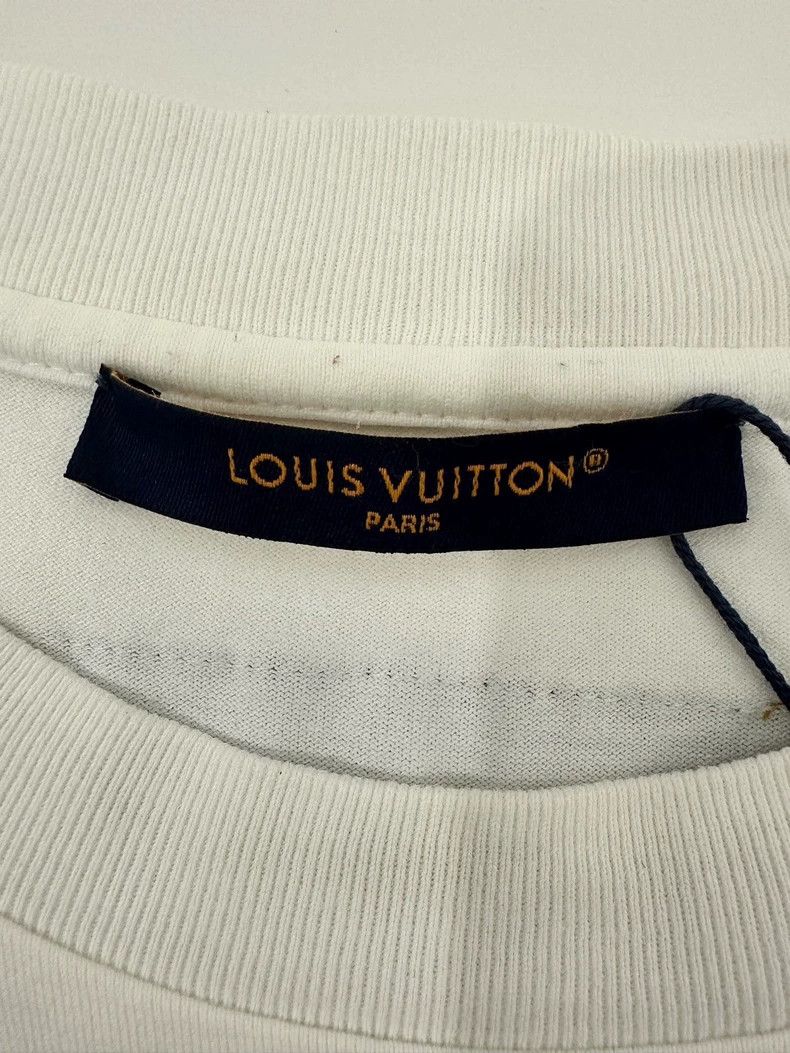 Louis Vuitton louis vuitton Logo Embossed Crew Neck Short Sleeve Size US L / EU 52-54 / 3 - 2 Thumbnail