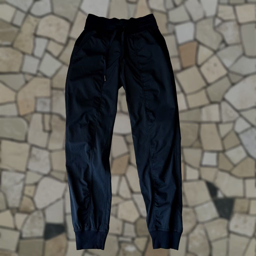 Lululemon Lululemon Dance Studio Jogger Black Pants Women’s 2 - Sports Activewear, Relaxed Fit, Drawstring, Inseam 29, Pockets, Solid Black, Swift Fabric Size 26" / US 2 / IT 38 - 1 Thumbnail