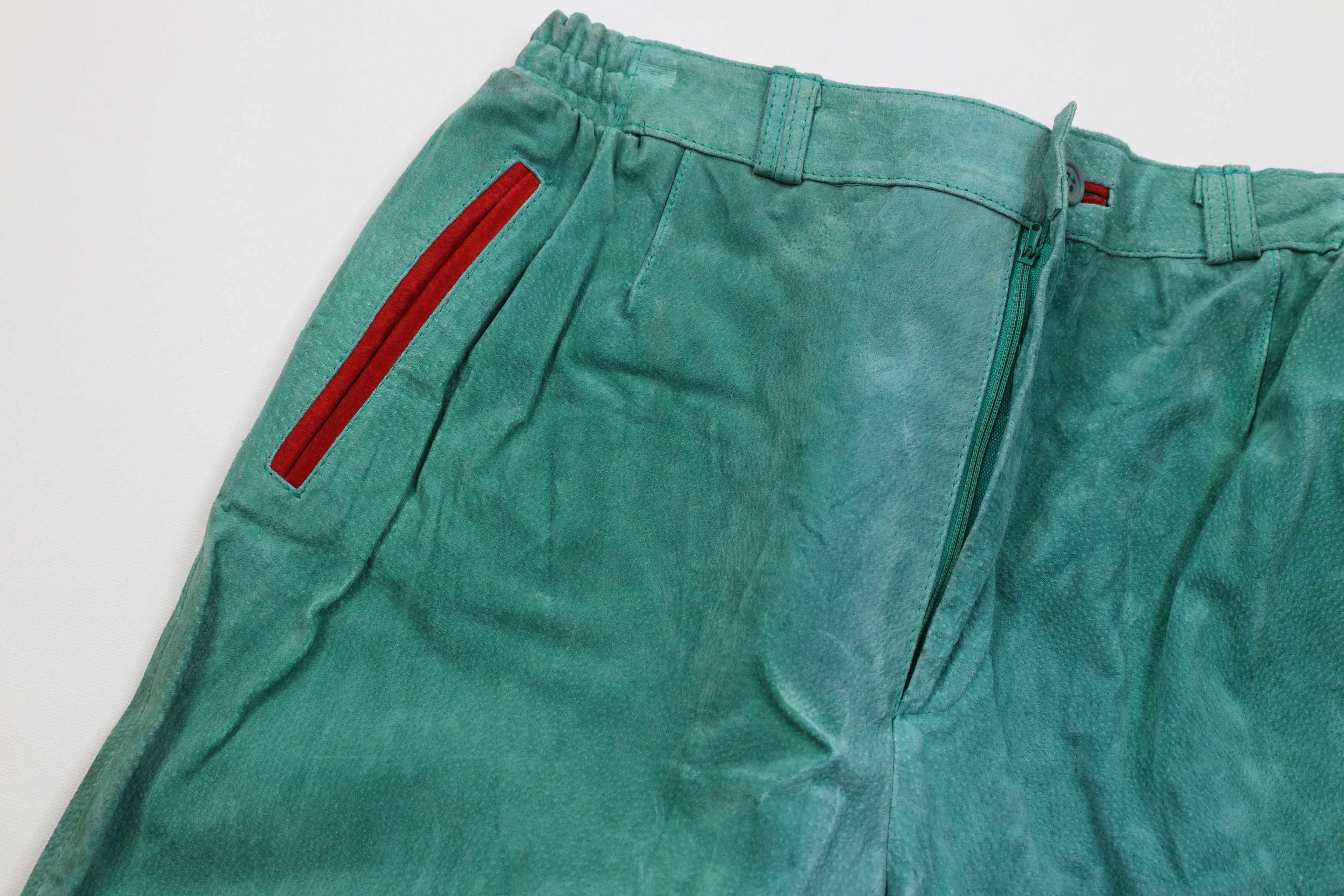 Vintage Vintage 90s Streetwear Suede Leather Shorts Green Red Size US 32 / EU 48 - 5 Thumbnail