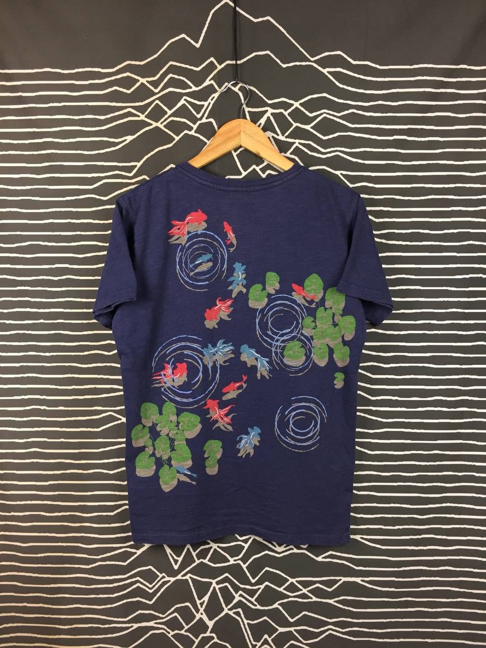 Japanese Brand TopValu Indigo Blue Japanese Goldfish Graphic Henley Tee Size US M / EU 48-50 / 2 - 2 Thumbnail
