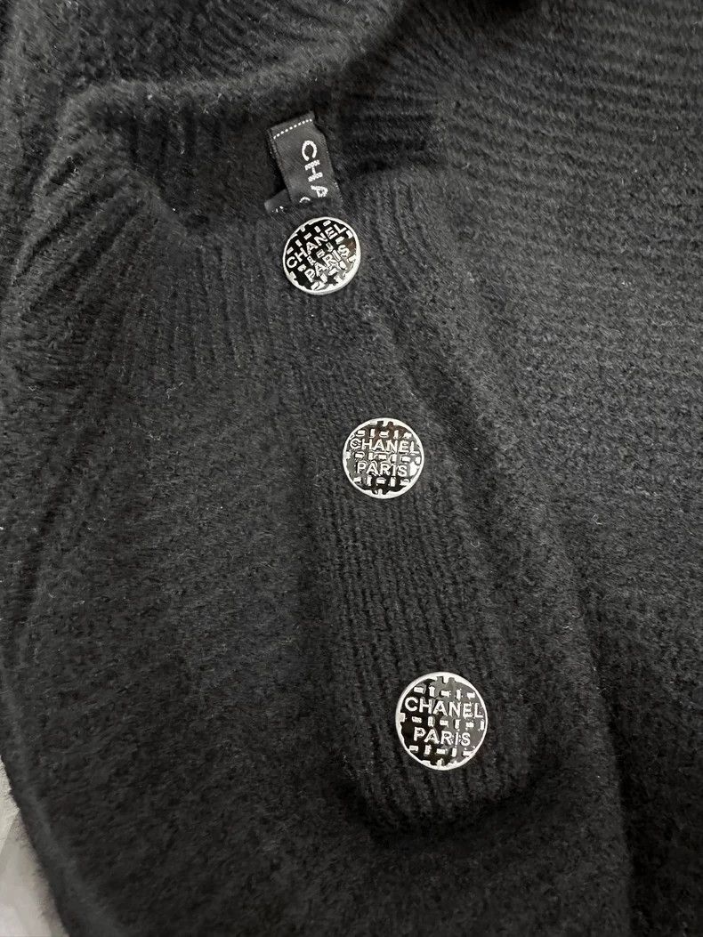Chanel Chanel Logo shoulder button black cashmere sweater Size XS / US 0-2 / IT 36-38 - 5 Thumbnail