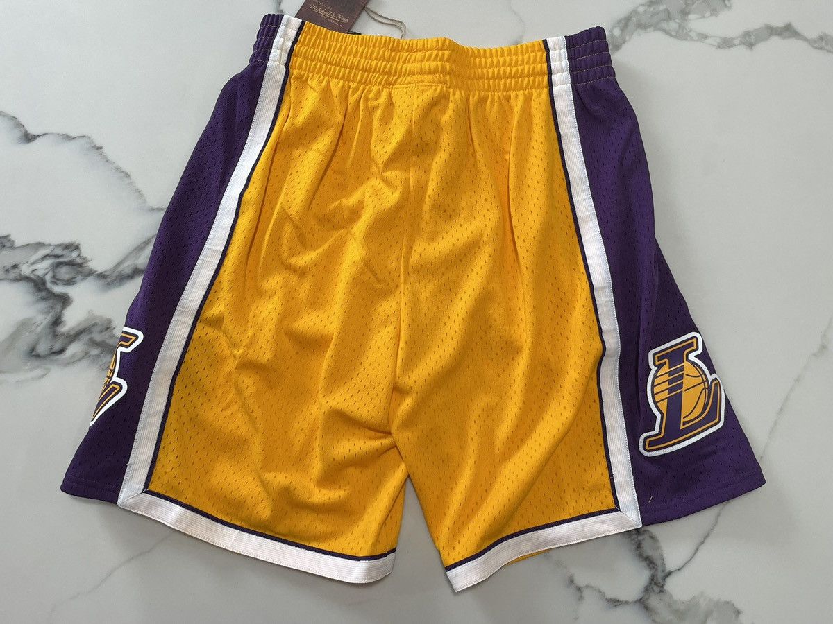 Mitchell & Ness Mitchell & Ness NBA Shorts Los Angeles Lakers 2009 Sz Medium Size US 32 / EU 48 - 2 Thumbnail