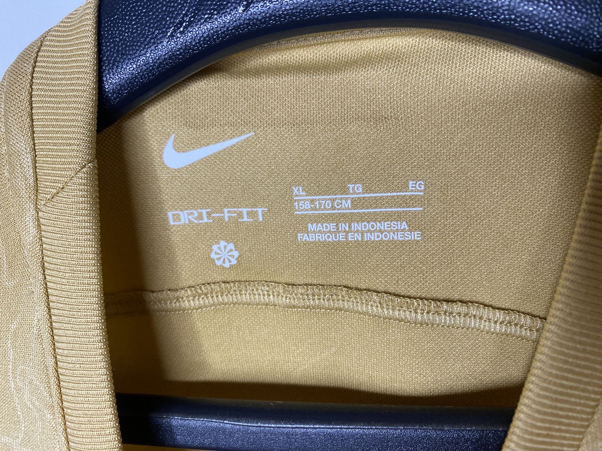 Nike BARCELONA 2022 2023 AWAY FOOTBALL SHIRT SOCCER JERSEY NIKE Size US S / EU 44-46 / 1 - 4 Thumbnail