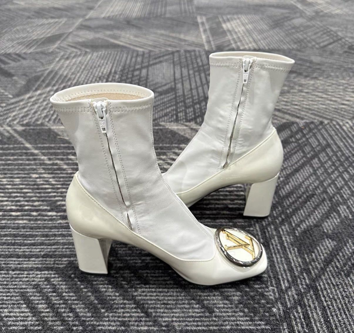 Louis Vuitton Louis Vuitton Classic Large Logo Ankle Boots J42 Size US 6 / IT 36 - 5 Thumbnail