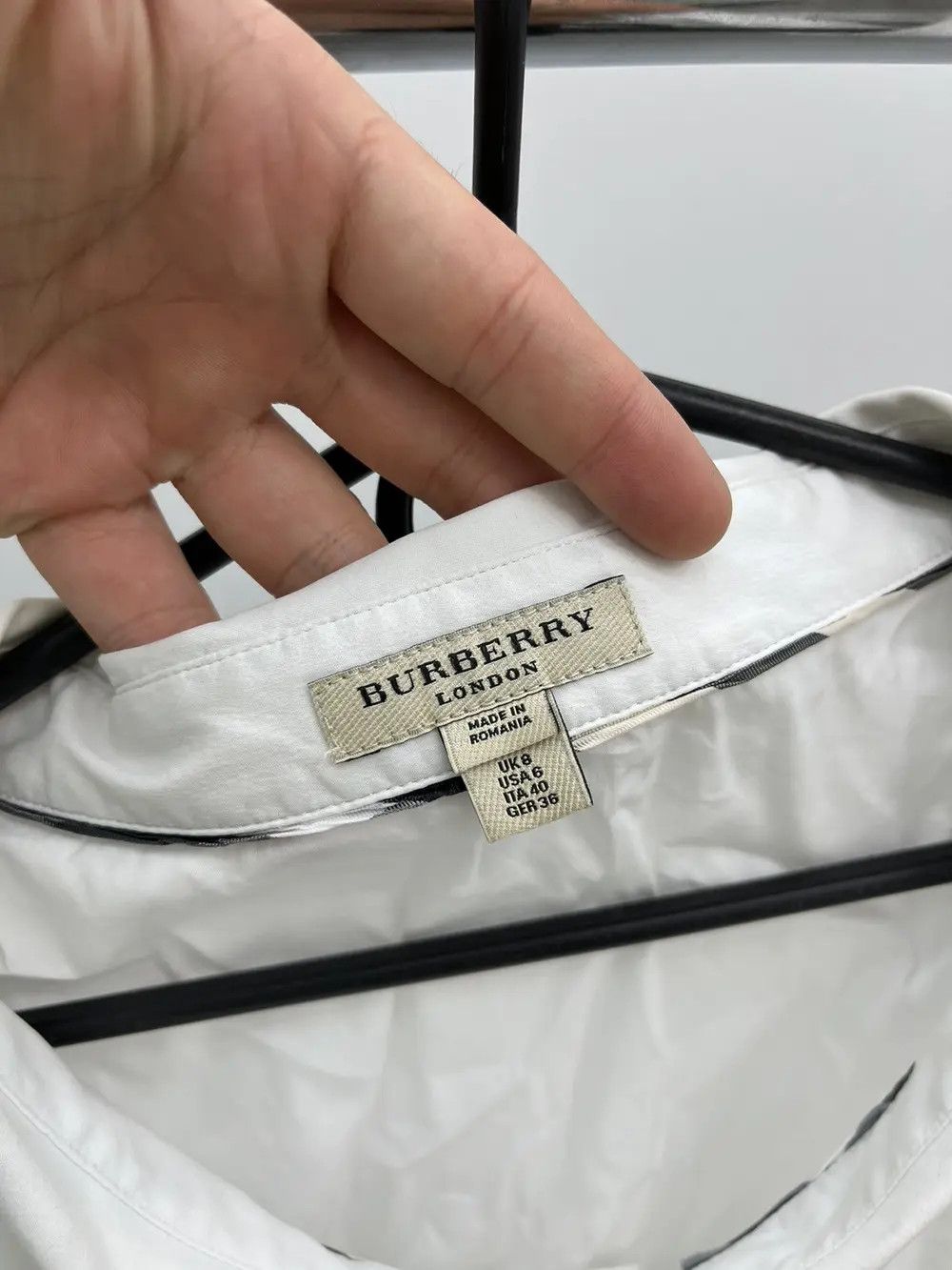 Burberry Burberry London Wide Neck Cotton Long Sleeve Button Up Shirt Size S / US 4 / IT 40 - 2 Thumbnail