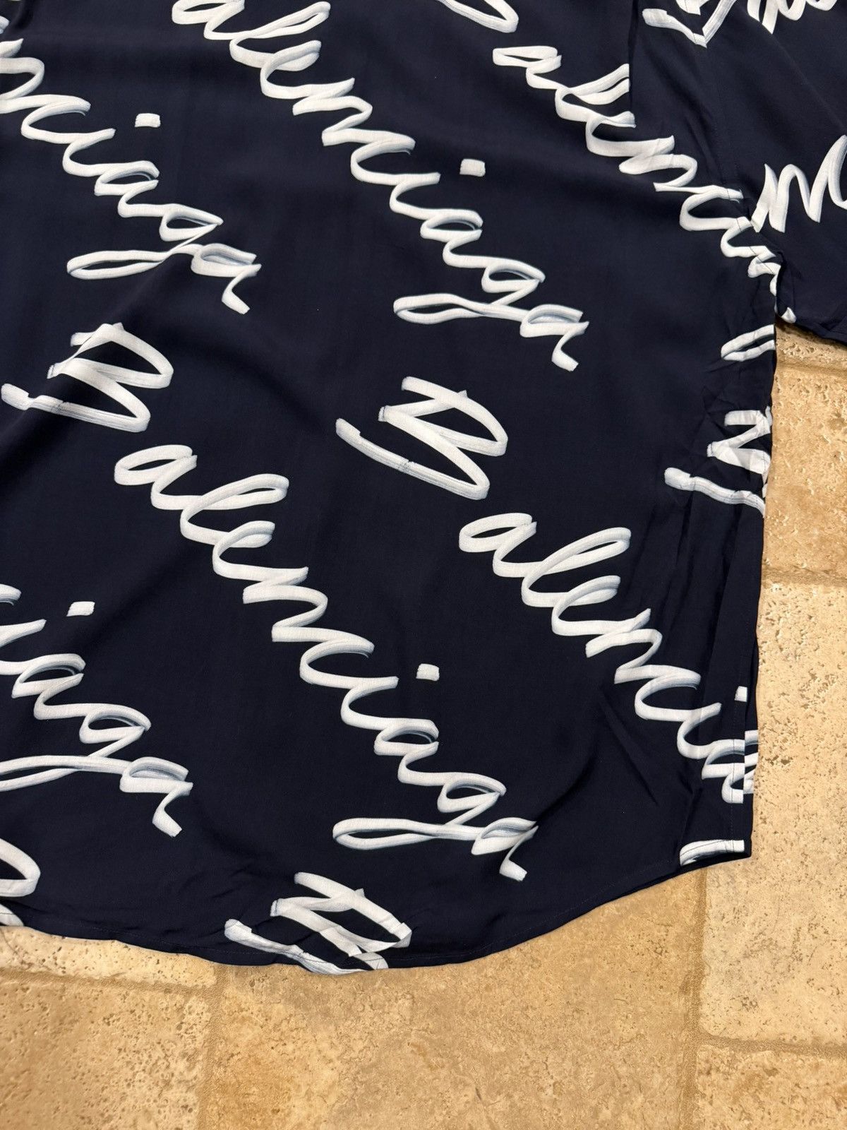 Balenciaga Balenciaga All Over Cursive Script Logo Minimal Navy Shirt Size US XL / EU 56 / 4 - 10 Thumbnail