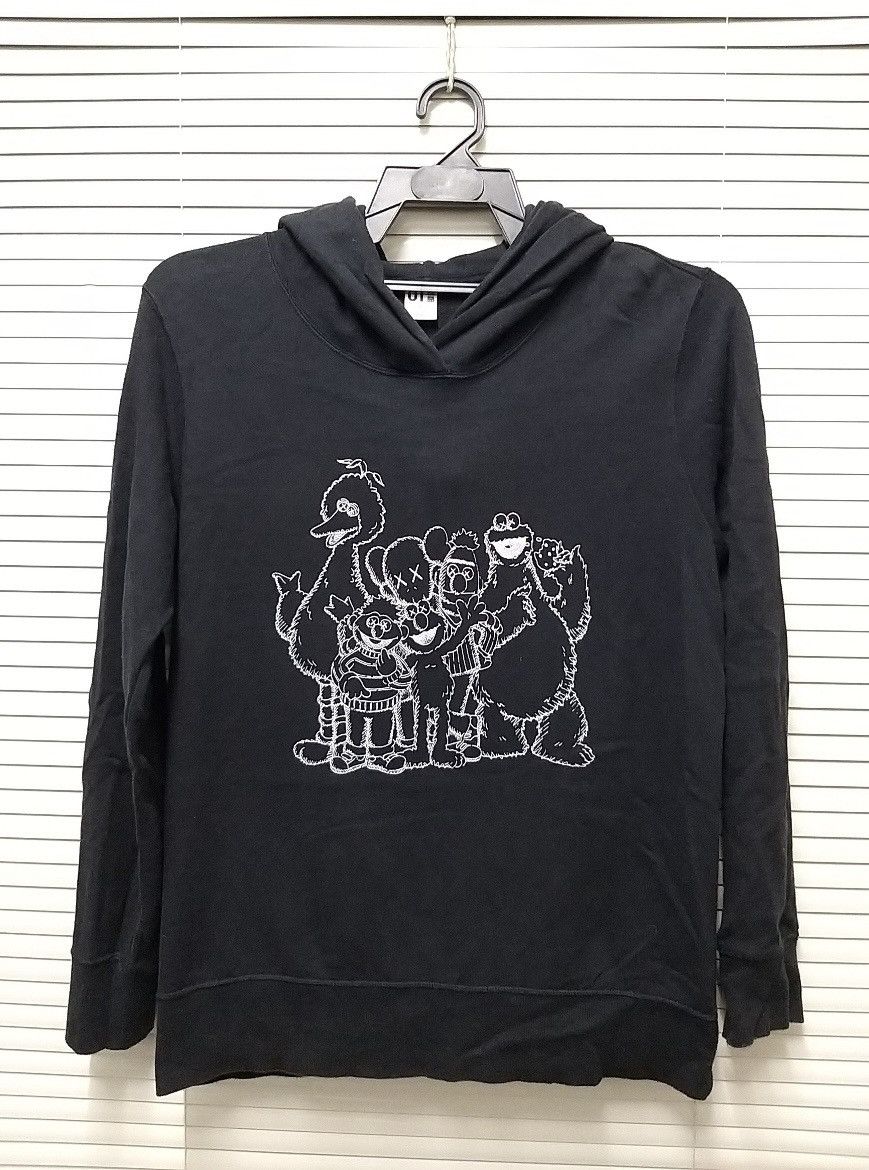 Kaws × Uniqlo KAWS x UNIQLO x SESAME STREET PULLOVER HOODIES. Size US M / EU 48-50 / 2 - 1 Thumbnail