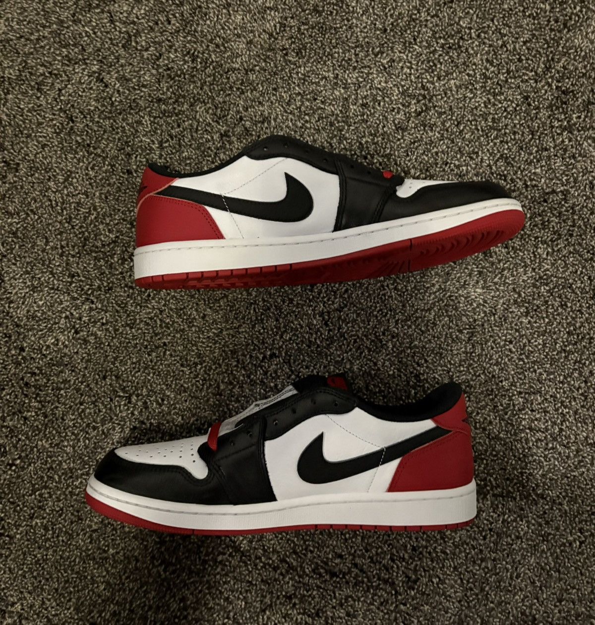 Jordan Brand × Nike Air Jordan 1 Retro Low OG Black Toe Size US 11 / EU 44 - 2 Thumbnail