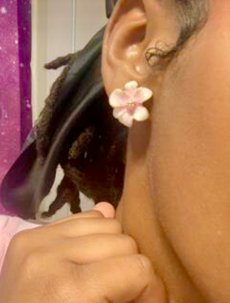 Shein Elegant Gradient Flower Clip Earrings Size ONE SIZE - 2 Thumbnail