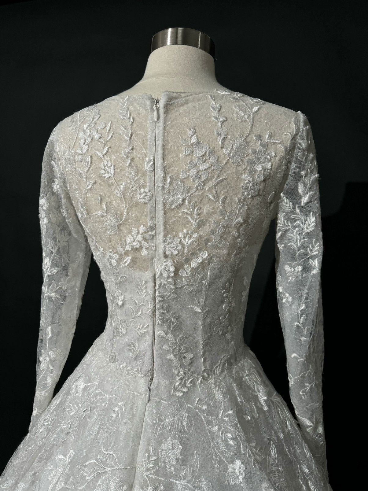 Other Preloved US 8 Embroidery Lace Anna Augusta Wedding Dress Size M / US 6-8 / IT 42-44 - 8 Thumbnail