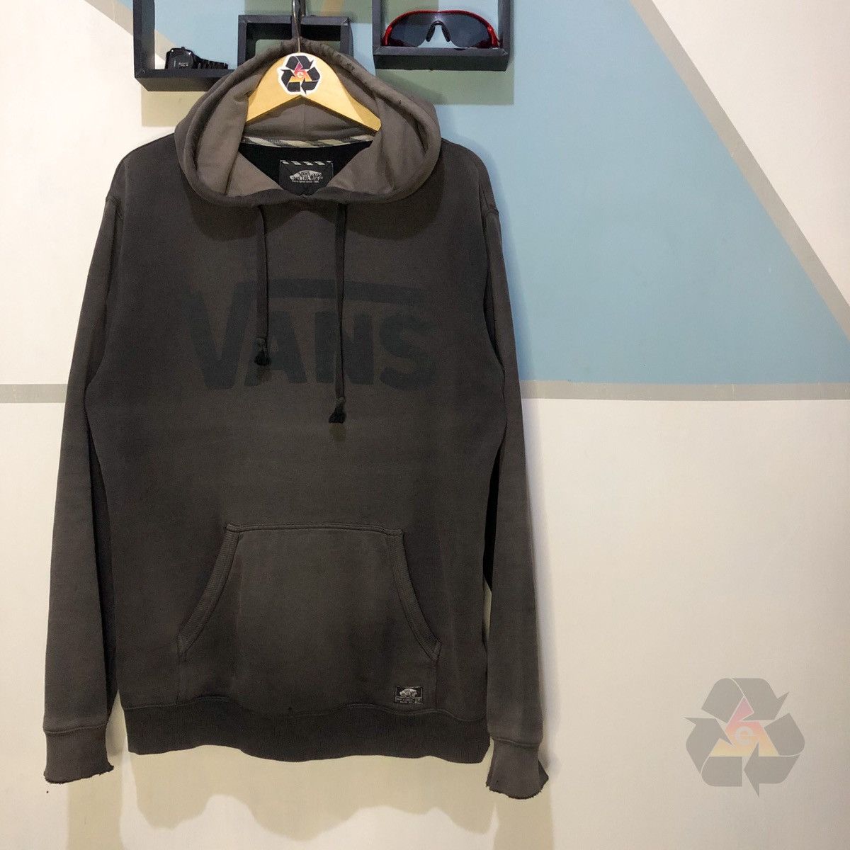 Japanese Brand × Vans × Vintage Vintage THRASHED VANS Big Logo Hoodie Size US M / EU 48-50 / 2 - 1 Thumbnail