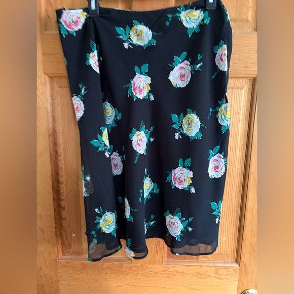Boden Boden Floral Printed A Line Skirt black with roses sz 10 Size 32" / US 10 / IT 46 - 3 Thumbnail