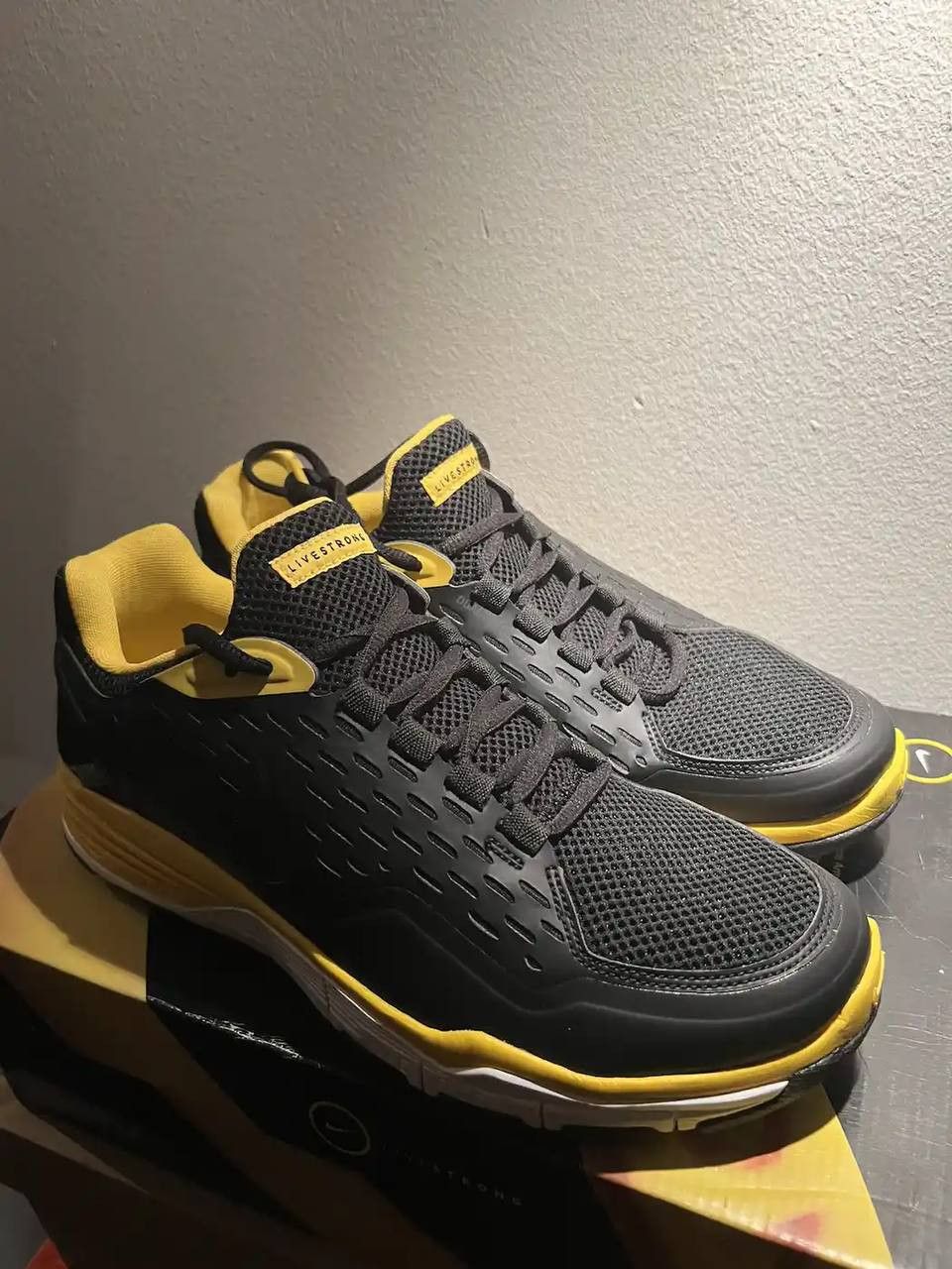Nike Nike x Livestrong Size US 8 / EU 41 - 2 Thumbnail