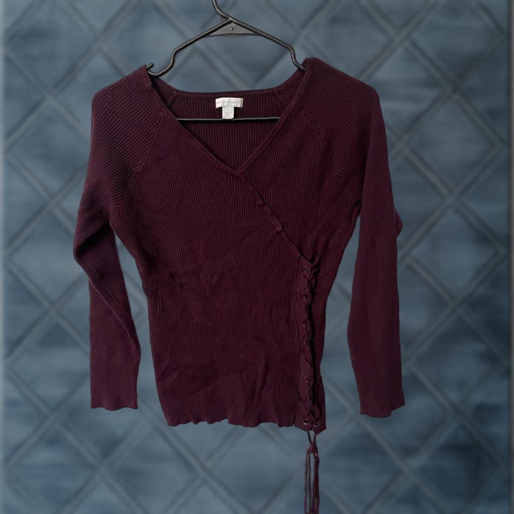 Vintage VINTAGE New York & Co Sweater Women's Medium Pullover V-Neck Knit Long Sleeve All Seasons Size M / US 6-8 / IT 42-44 - 1 Thumbnail