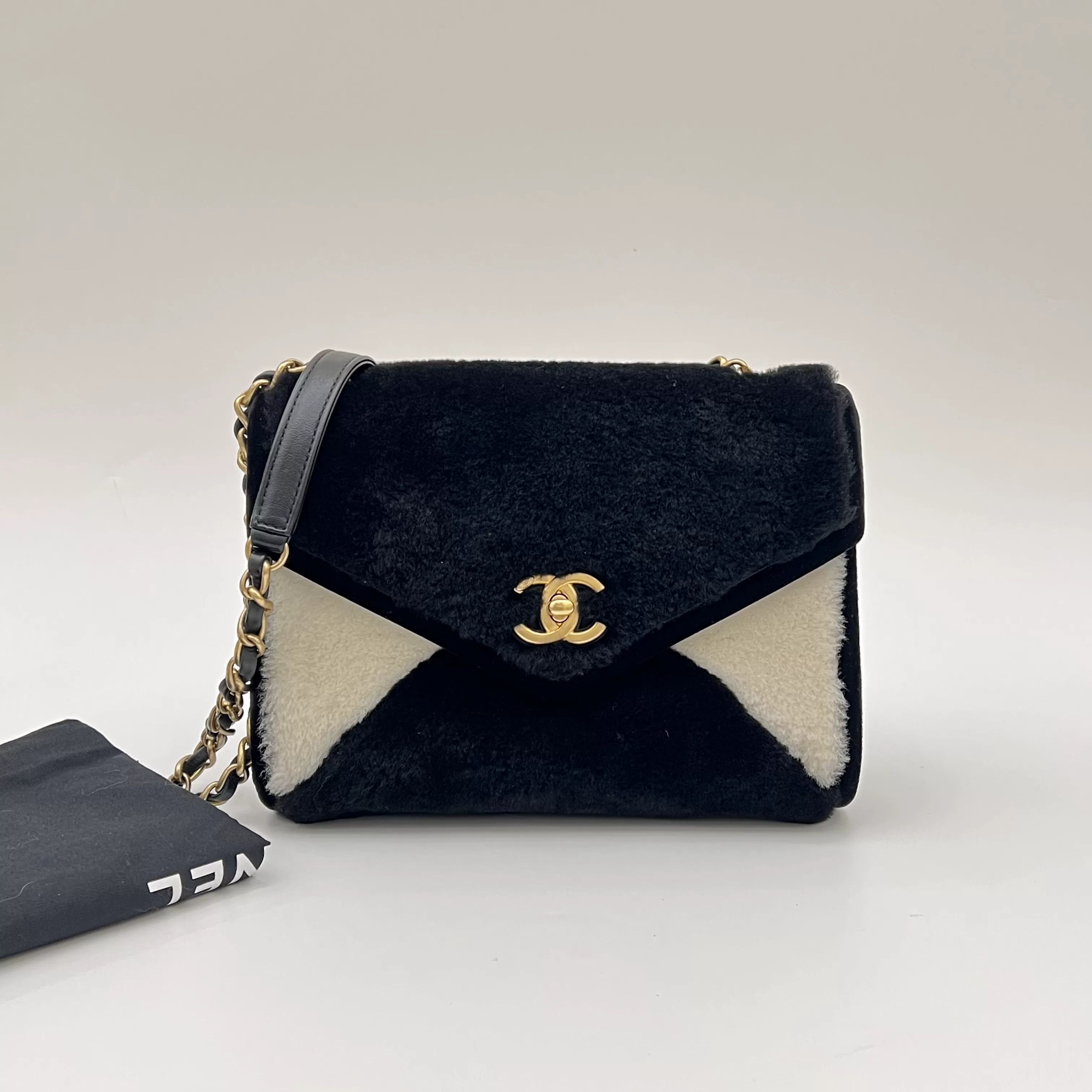 Chanel Pre-loved Bag Very good condition Size ONE SIZE - 1 Thumbnail