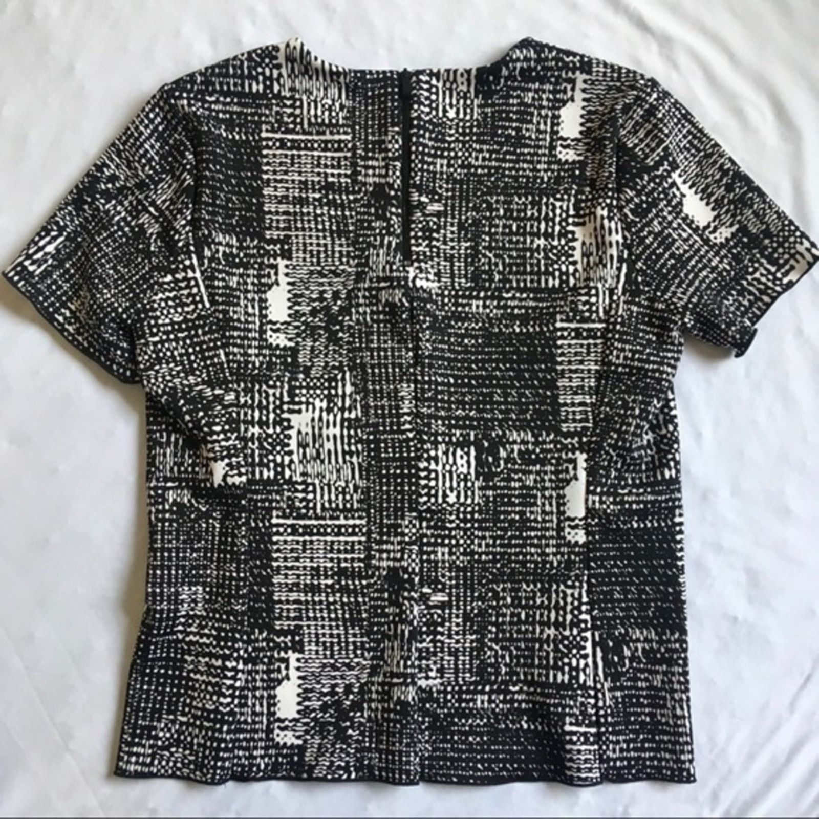 Vince Camuto Vince Camuto Short Sleeve Back Zip Cityscape Scuba Tee Top Size S / US 4 / IT 40 - 4 Thumbnail