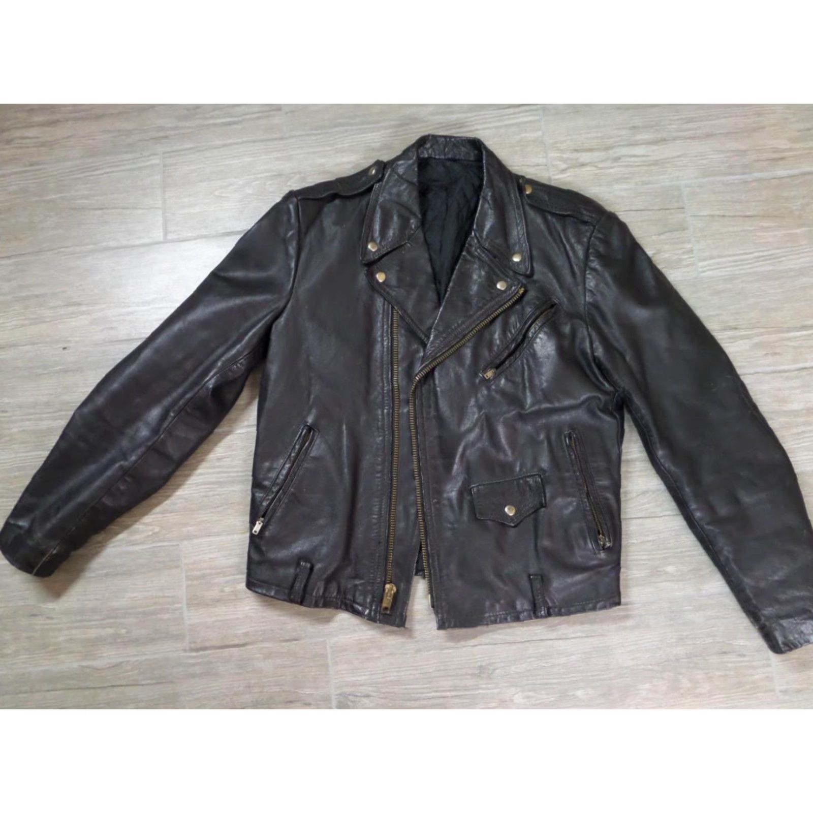 Vintage VINTAGE 1970s MOTORCYCLE Leather Jacket 40 patina CUSTOM Harley BIKER Mens Jacket Black Leather M 40-42 Patina Patina Vintage Motorcycle Jacket Mens Size US M / EU 48-50 / 2 - 3 Thumbnail