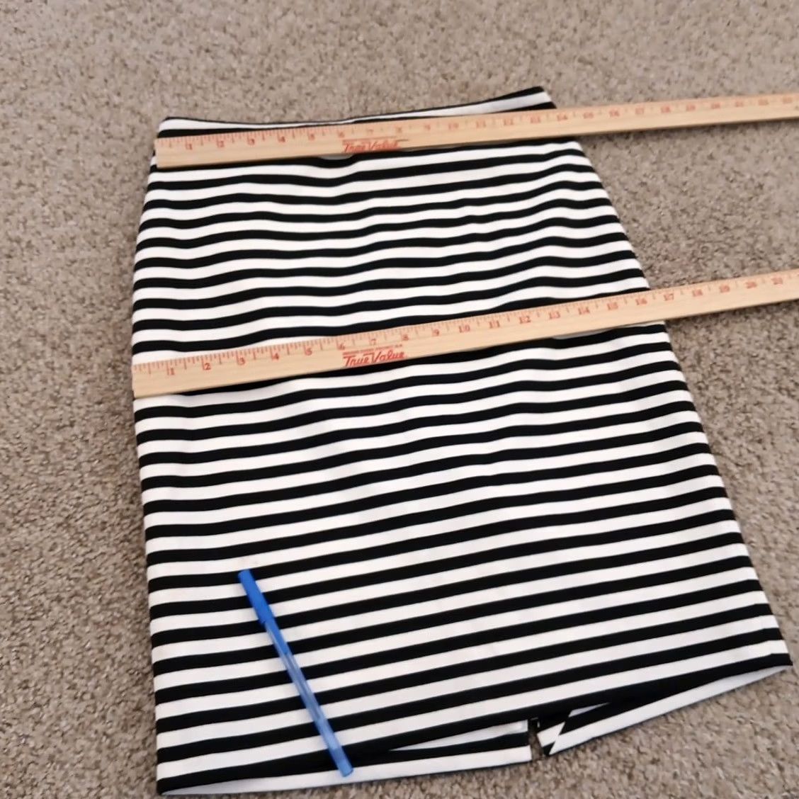 White House Black Market White House Black Market Skirt 00 Women Knee Length Striped Black Lined Pencil Slit Polyester Rayon Spandex Size 24" / US 00 / IT 34 - 2 Thumbnail