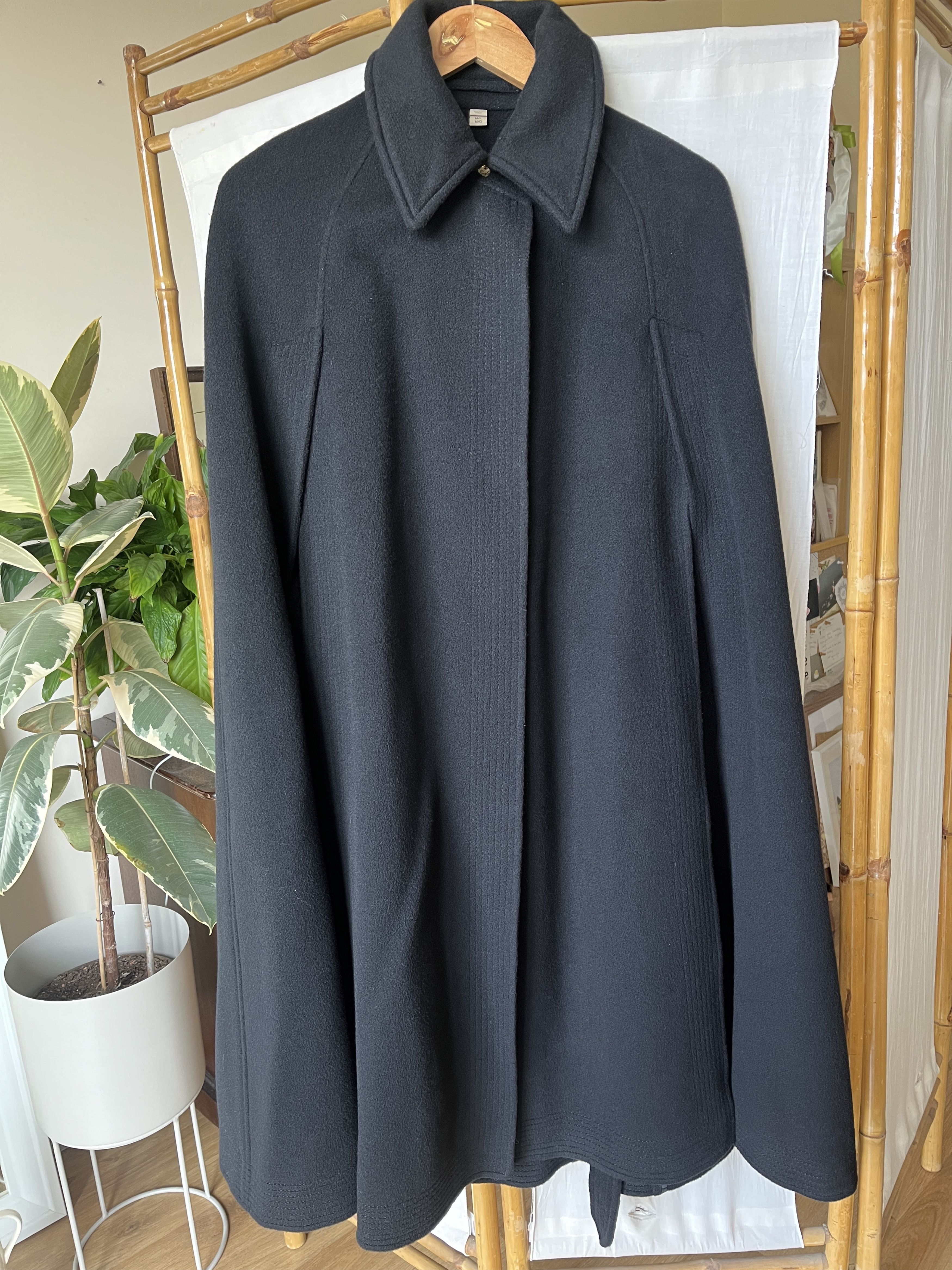 Burberry Burberry Cashmere Cape. Black. Medium. Size M / US 6-8 / IT 42-44 - 1 Thumbnail