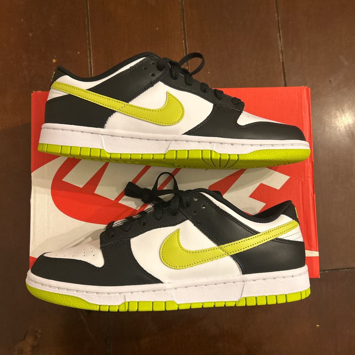 Nike Nike Dunk Low in White, Black, Green Size US 9.5 / EU 42-43 - 2 Thumbnail