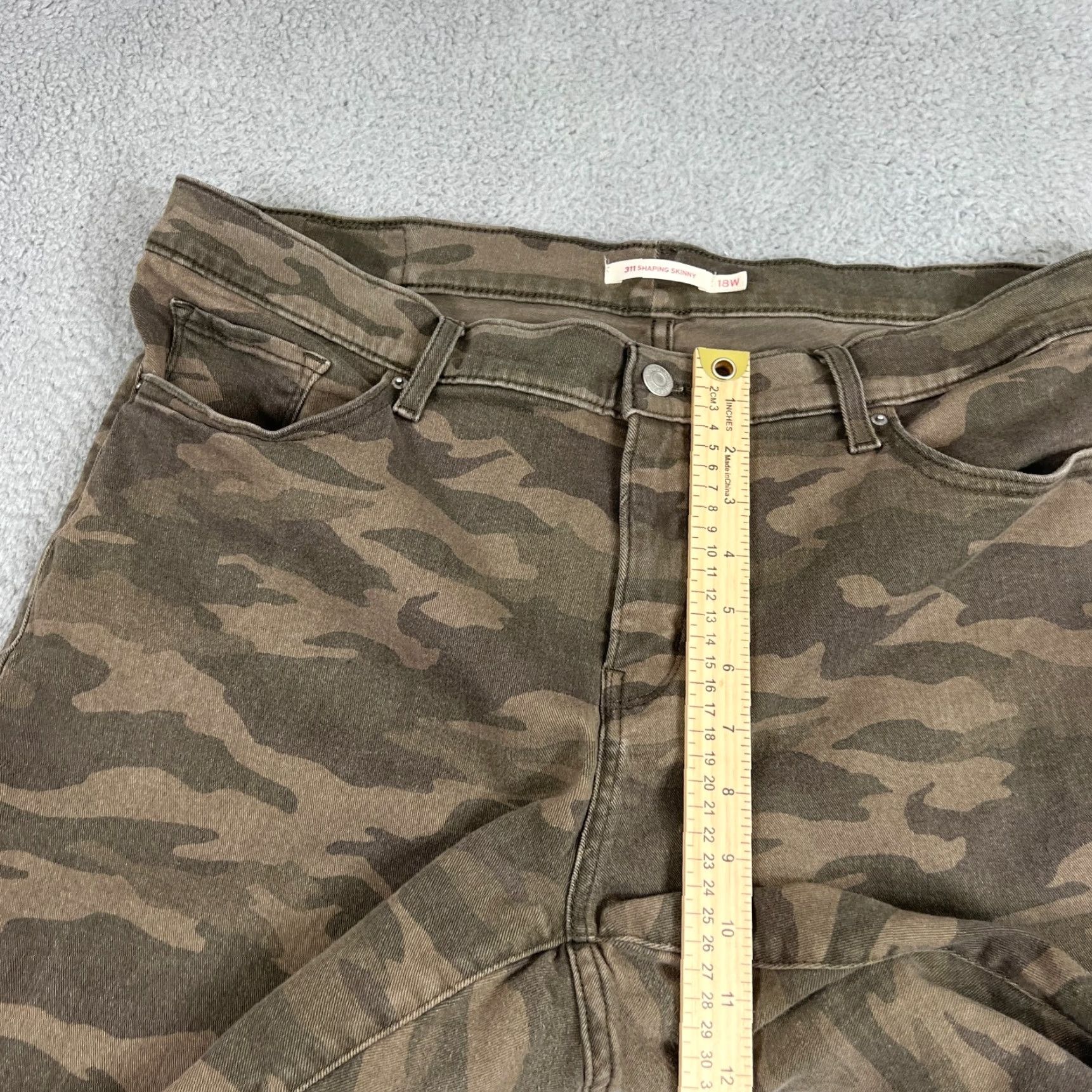 Levi's VINTAGE Levi's 311 Jeans Women's Size 18W Camouflage Skinny Fit Cotton Denim City Style Size 40" / US 18 - 4 Thumbnail