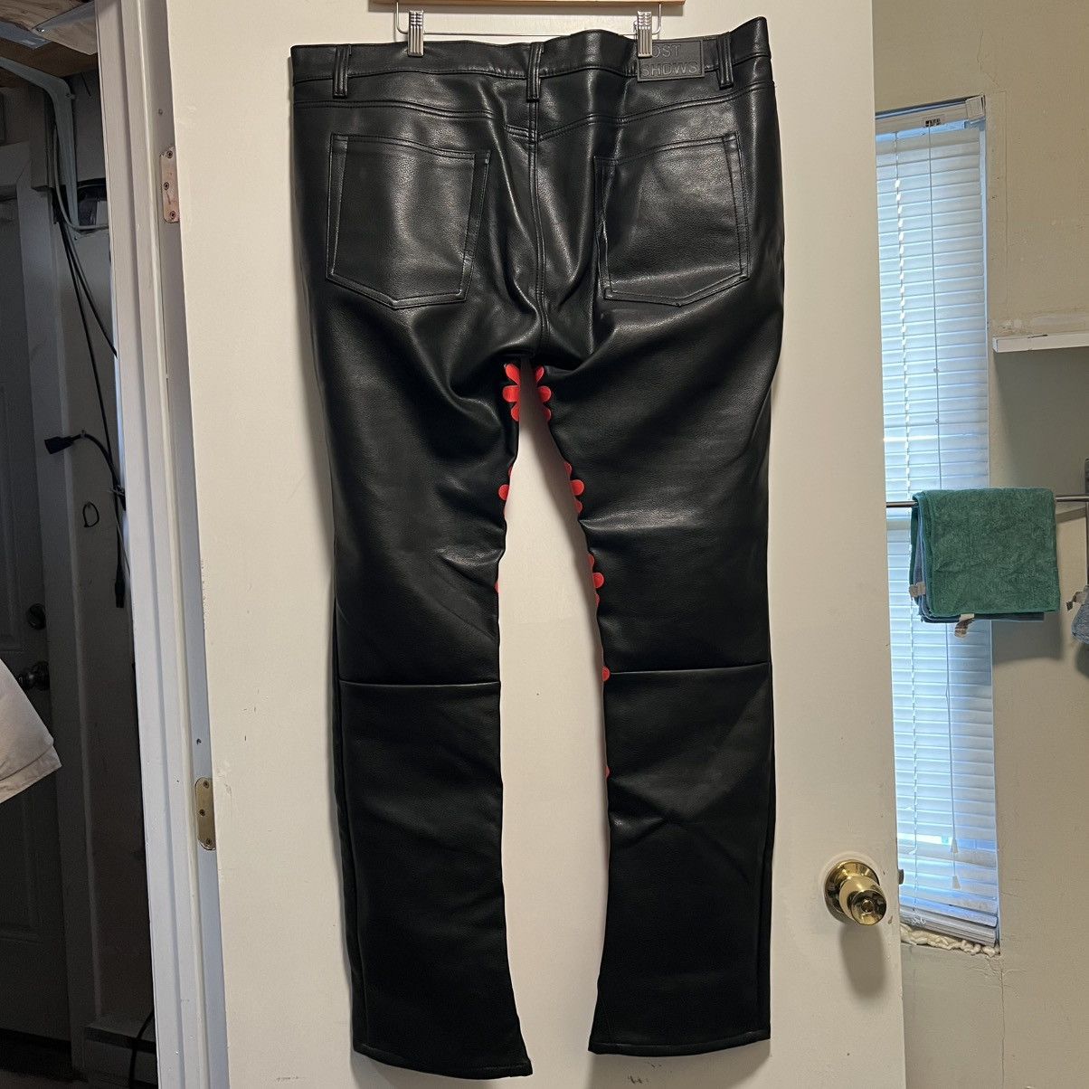 LOSTSHDWS LOSTSHDWS DRKSHDWS Sun Logo Denim Jean Pant Black Red Size US 40 / EU 56 - 2 Thumbnail