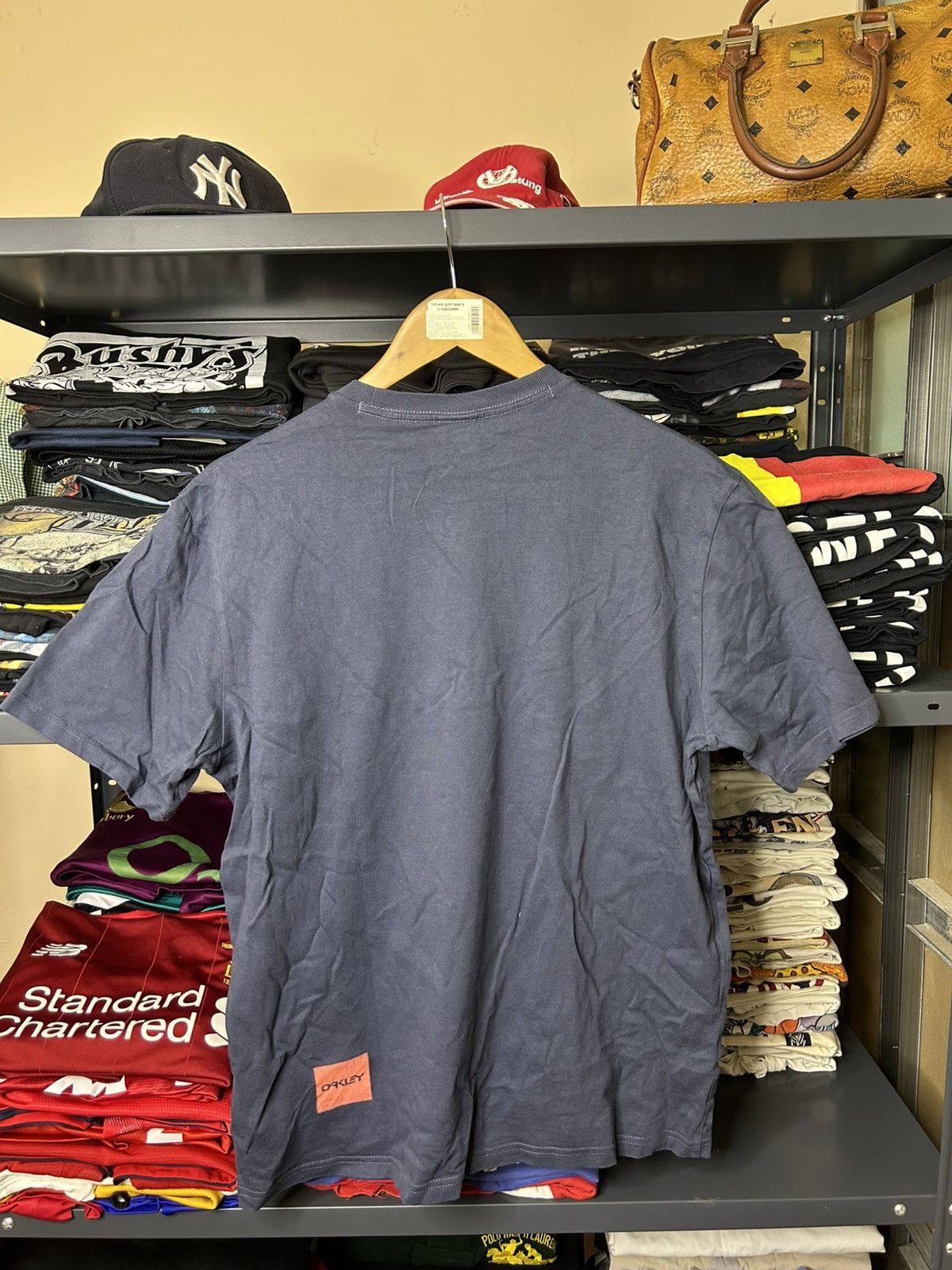 Vintage Vintage Oakley T-Shirt Y2K Techwear Logo Tee 2000s Skate BMX Size US L / EU 52-54 / 3 - 4 Thumbnail