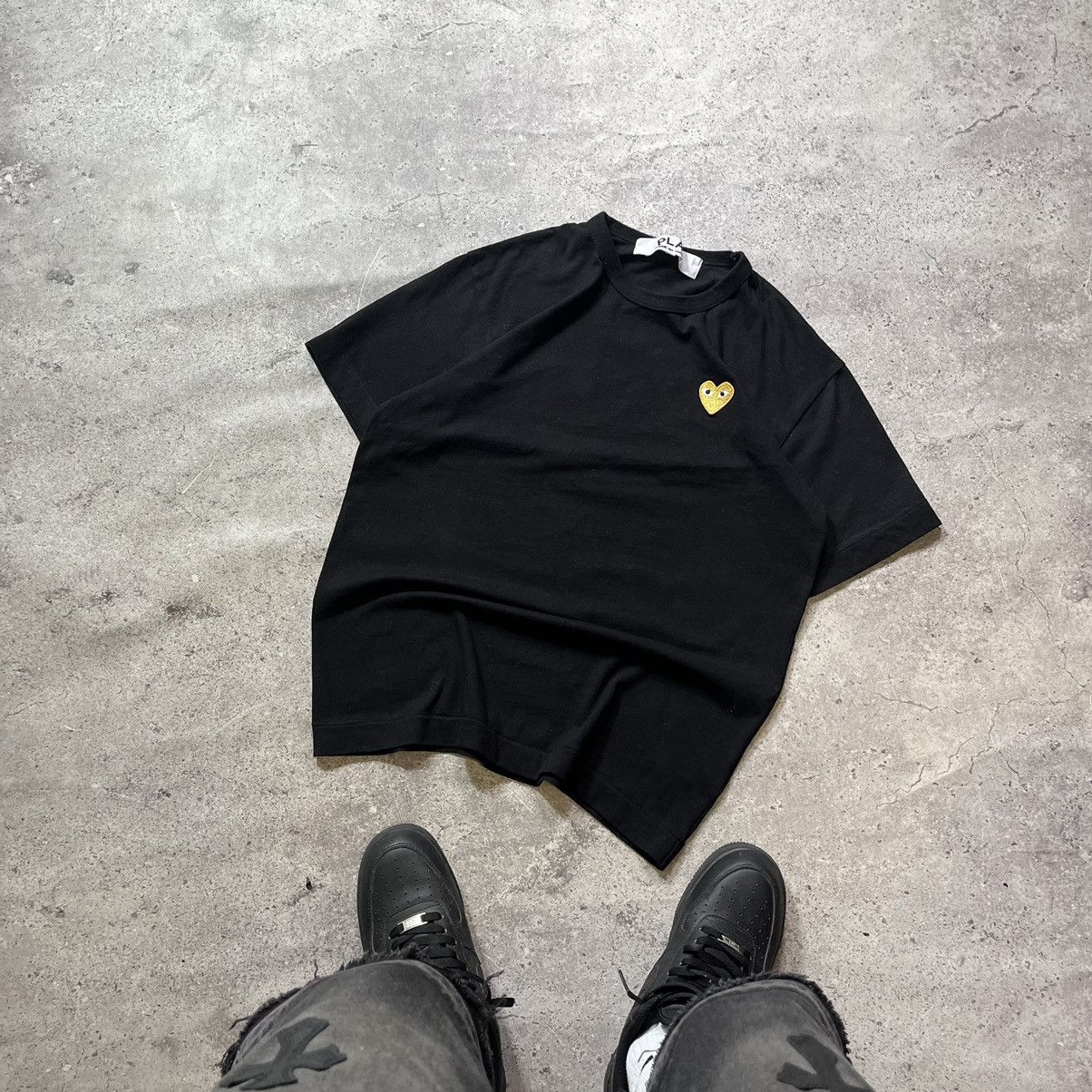 Cdg black shirt gold heart best sale